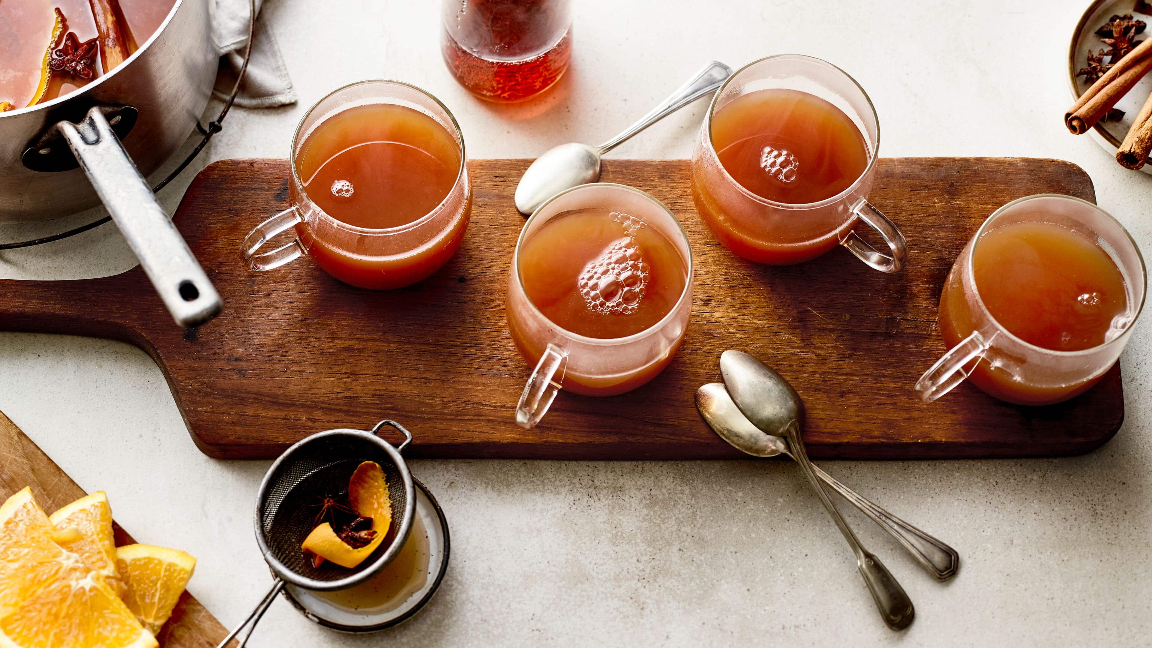 Jagertee Jagertee aus Schwarztee und Rum – eine österreichische Spezialität. Unser Rezept verrät, wie Sie das alkoholische Heißgetränk einfach selbst zubereiten können.