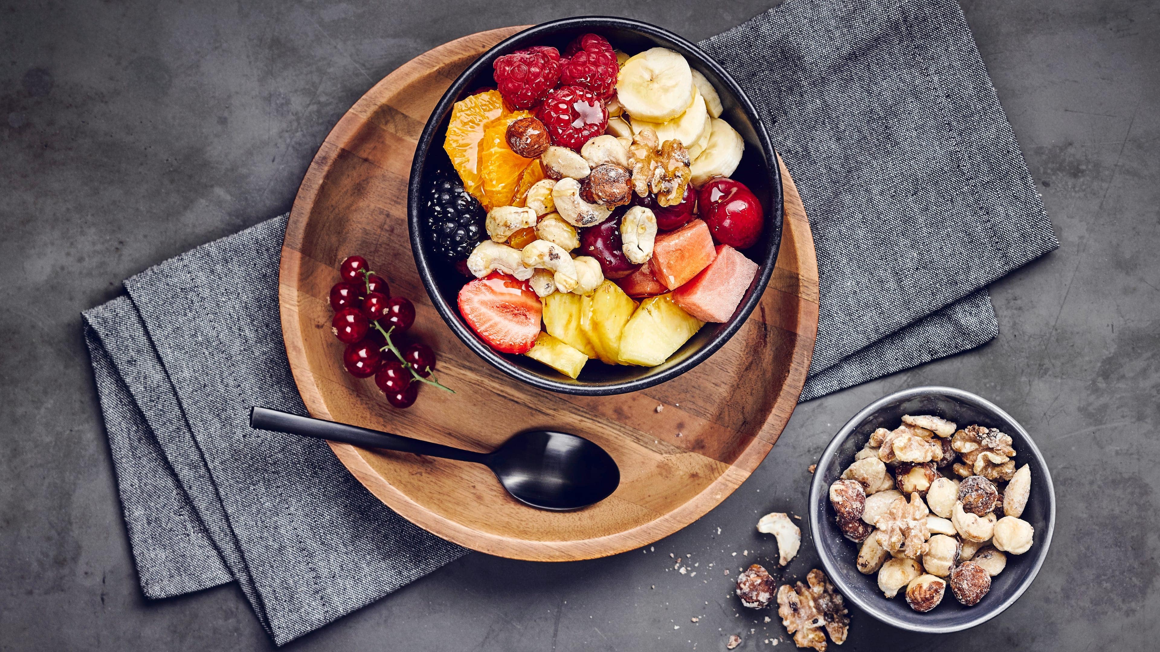 Obstsalat mit Nüssen Einfach zubereitet, lecker und vitaminreich: Ein Obstsalat ist die vitalstoffreiche Alternative zu einem süßen Dessert. Genießen Sie das Rezept von EDEKA!