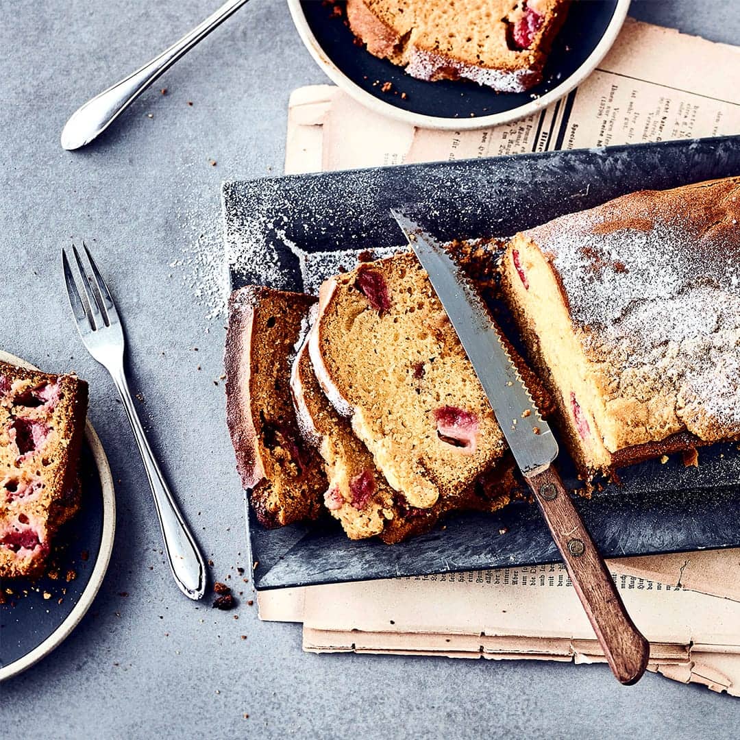 Probieren Sie unsere Variante des Sommer-Klassikers mit Obst einmal aus: Rührkuchen aus Butter, Marzipan und Weizenmehl mit versunkenen, frischen Erdbeeren - zubereitet in 25 Minuten!