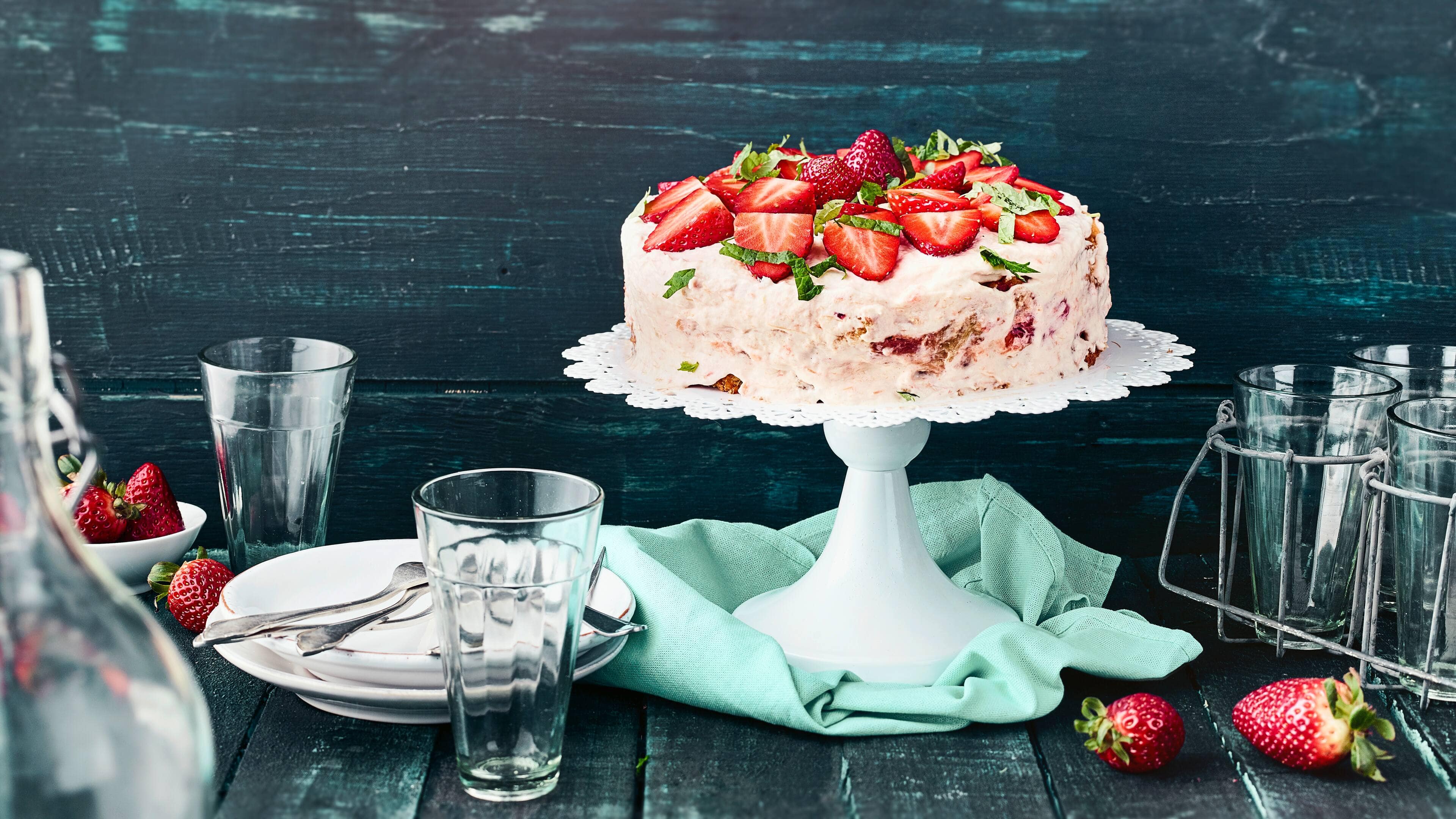 Erdbeer-Rhabarber-Torte Erdbeer-Rhabarber-Torte