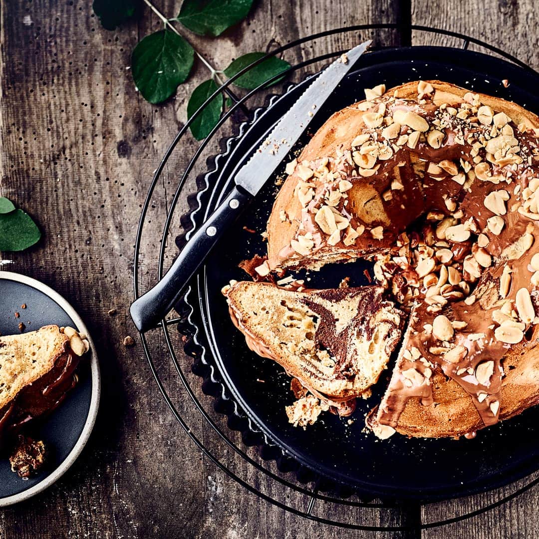 Sie mögen Erdnüsse und Marmorkuchen? Dann wird diese Zerschmelzung für einen Kuchen Sie aus der Bahn werfen. Eine tolle Kombination ist unser Erdnussbutter-Marmorkuchen.