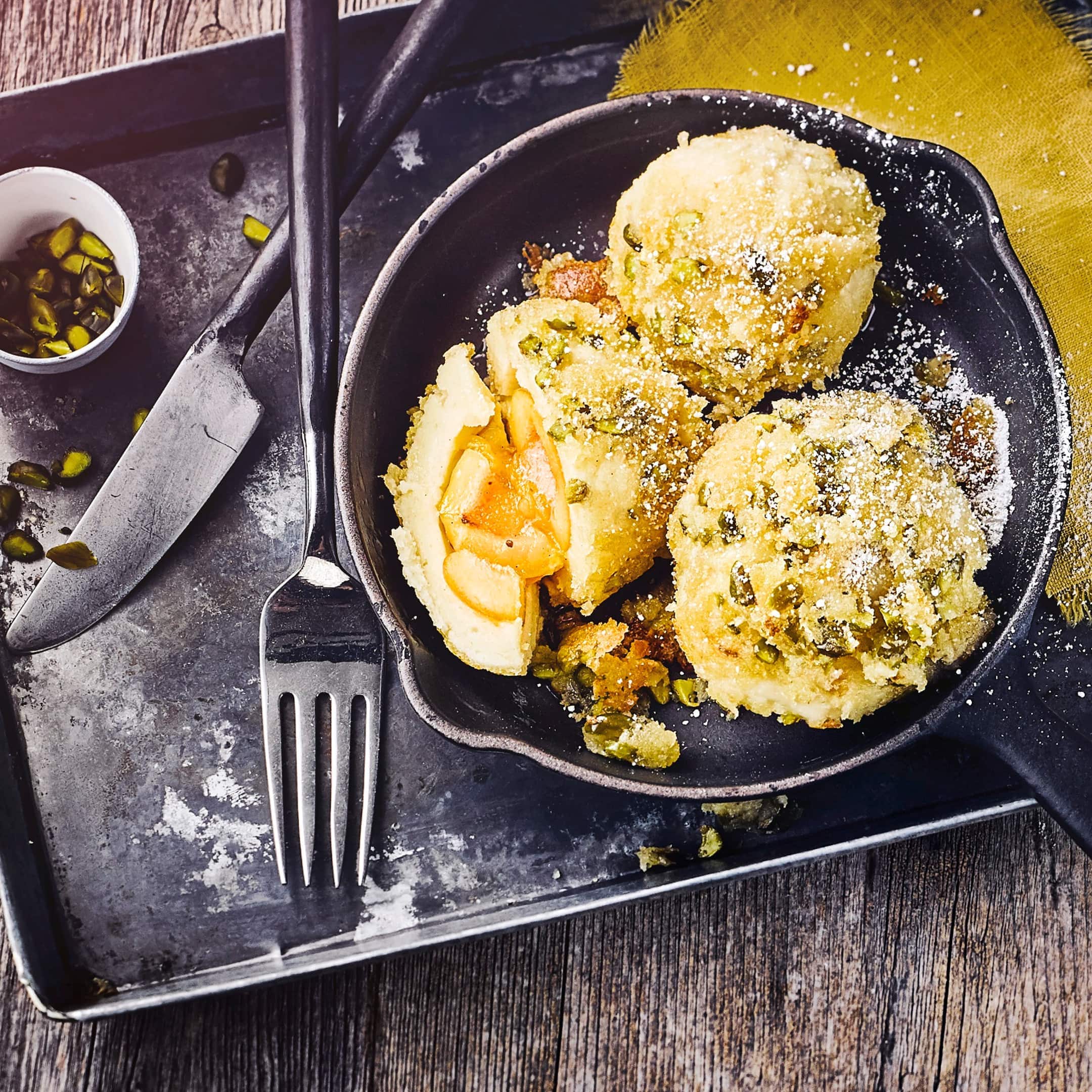 Marillenknödel sind ein Klassiker der Alpenküche. Probieren Sie unser Rezept für köstliche Quarkknödel mit Aprikosenfüllung und genießen Sie die süße Verführung.