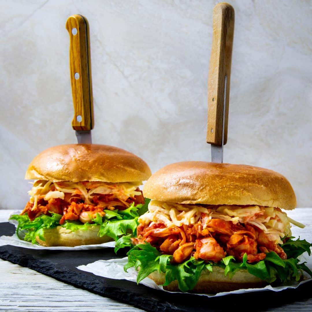 Die Jackfruit ist so vielseitig, dass wir sie am liebsten ganz oft verwenden. Zum Beispiel im Pullled Jackfruit Burger mit selbstgemachter BBQ Soße und Coleslaw!