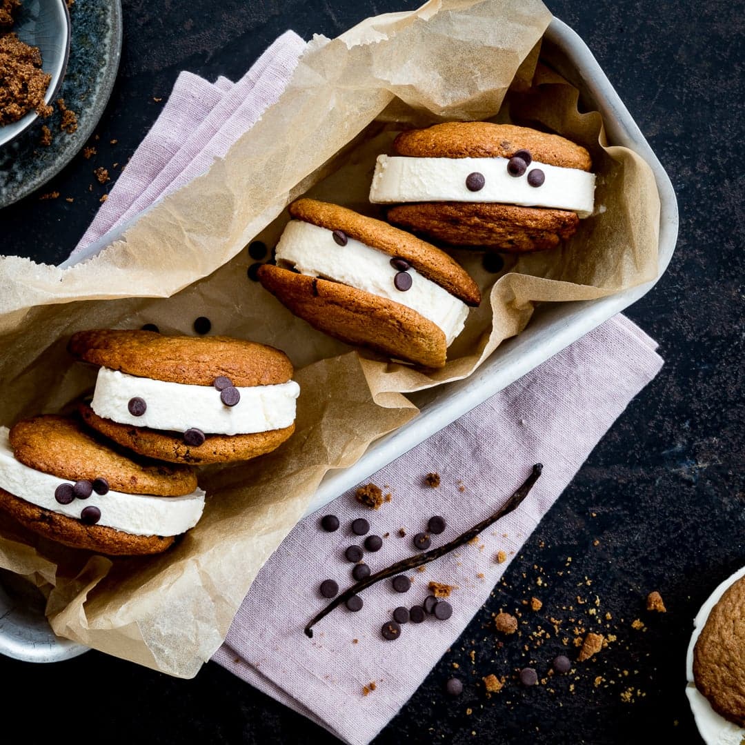 Einfach zum dahin schmelzen, unsere Icecream Sandwiches mit selbstgemachten Blondie-Cookies und Vanilleeis machen richtig was her und schmecken einfach köstlich.