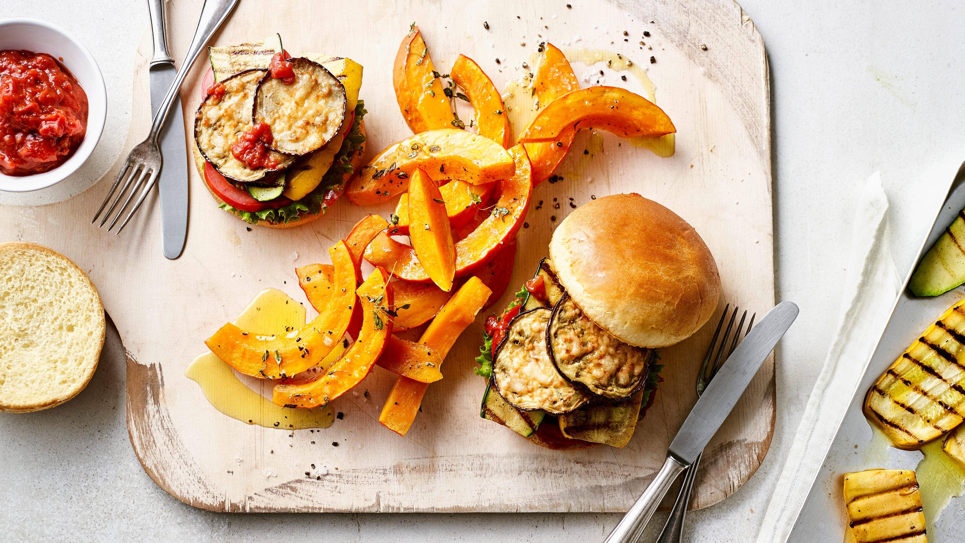 Gemüse-Cheeseburger Wie wäre es mal mit Fastfood ohne Fleisch? Probieren Sie unseren Gemüse-Cheeseburger mit Aubergine, Zucchini und gebackenen Kürbis-Streifen!