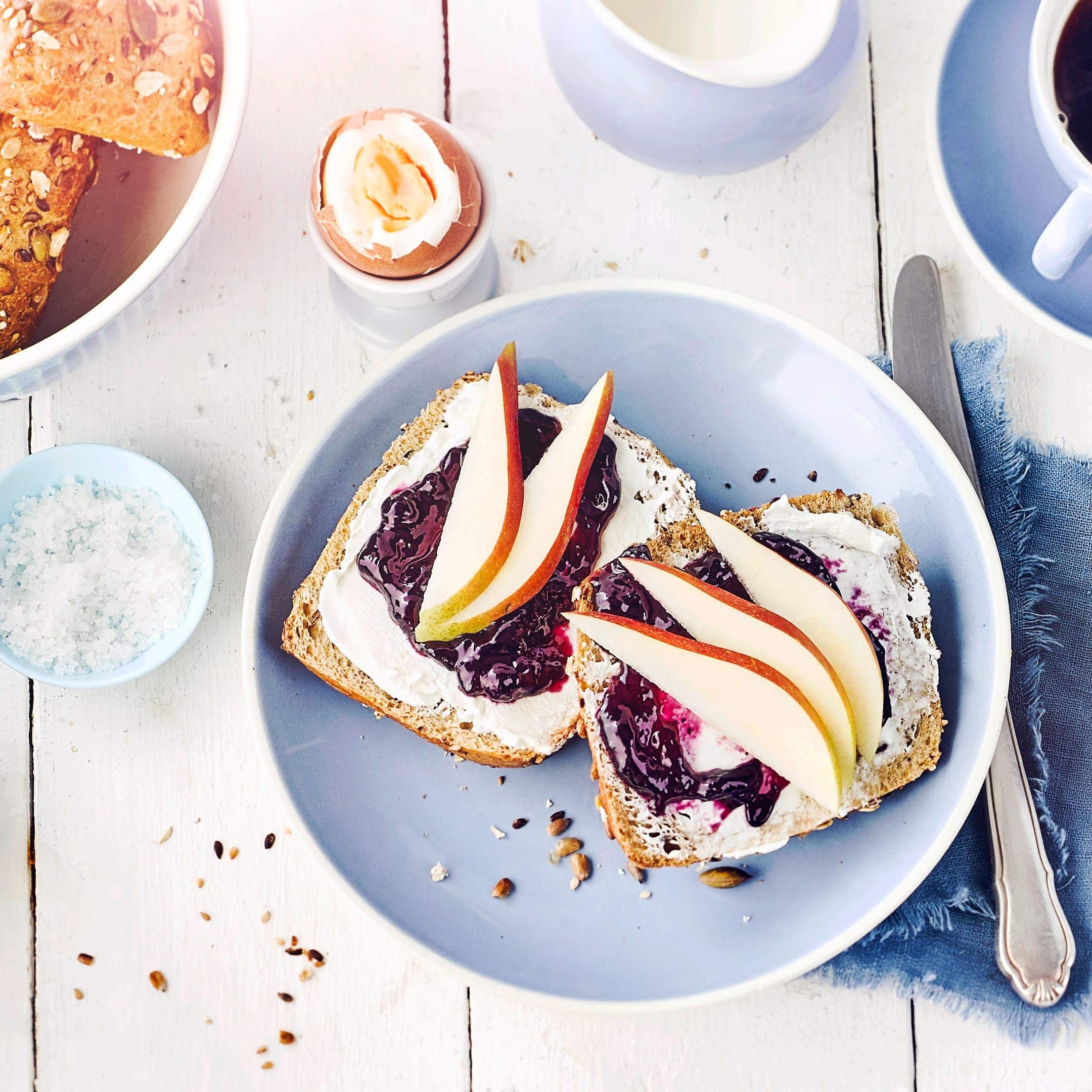 Starten Sie mit knusprig frischen Frühstücksbrötchen in den Tag: Mit unserem Rezept belegen Sie Ihr Gebäck mit leckeren Zutaten wie Frischkäse und Birne.