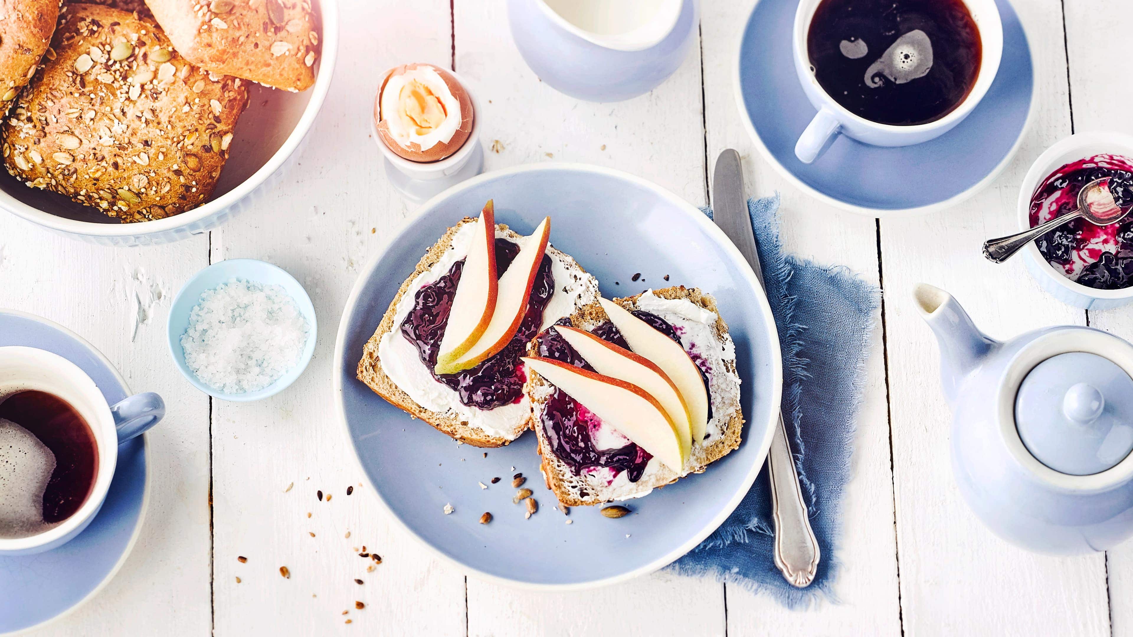 Frühstücksbrötchen Starten Sie mit knusprig frischen Frühstücksbrötchen in den Tag: Mit unserem Rezept belegen Sie Ihr Gebäck mit leckeren Zutaten wie Frischkäse und Birne.