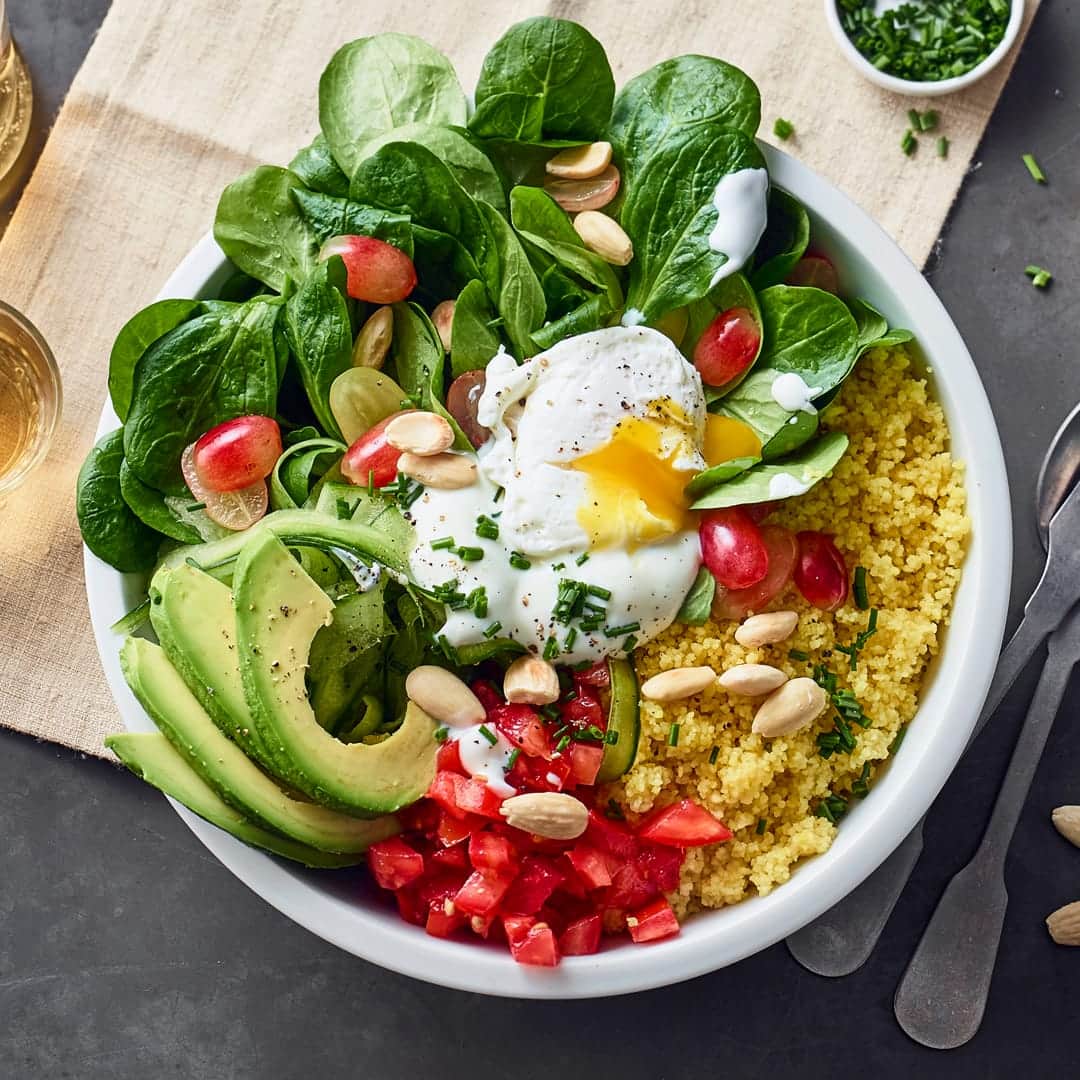 Frisch, schnell fertig und geschmacklich wie optisch ein Highlight: Genießen Sie den größten Food-Trend der Saison jetzt zu Hause mit unserem Rezept für eine kunterbunte Salat Bowl mit Couscous, knackigem Gemüse und pochiertem Ei!