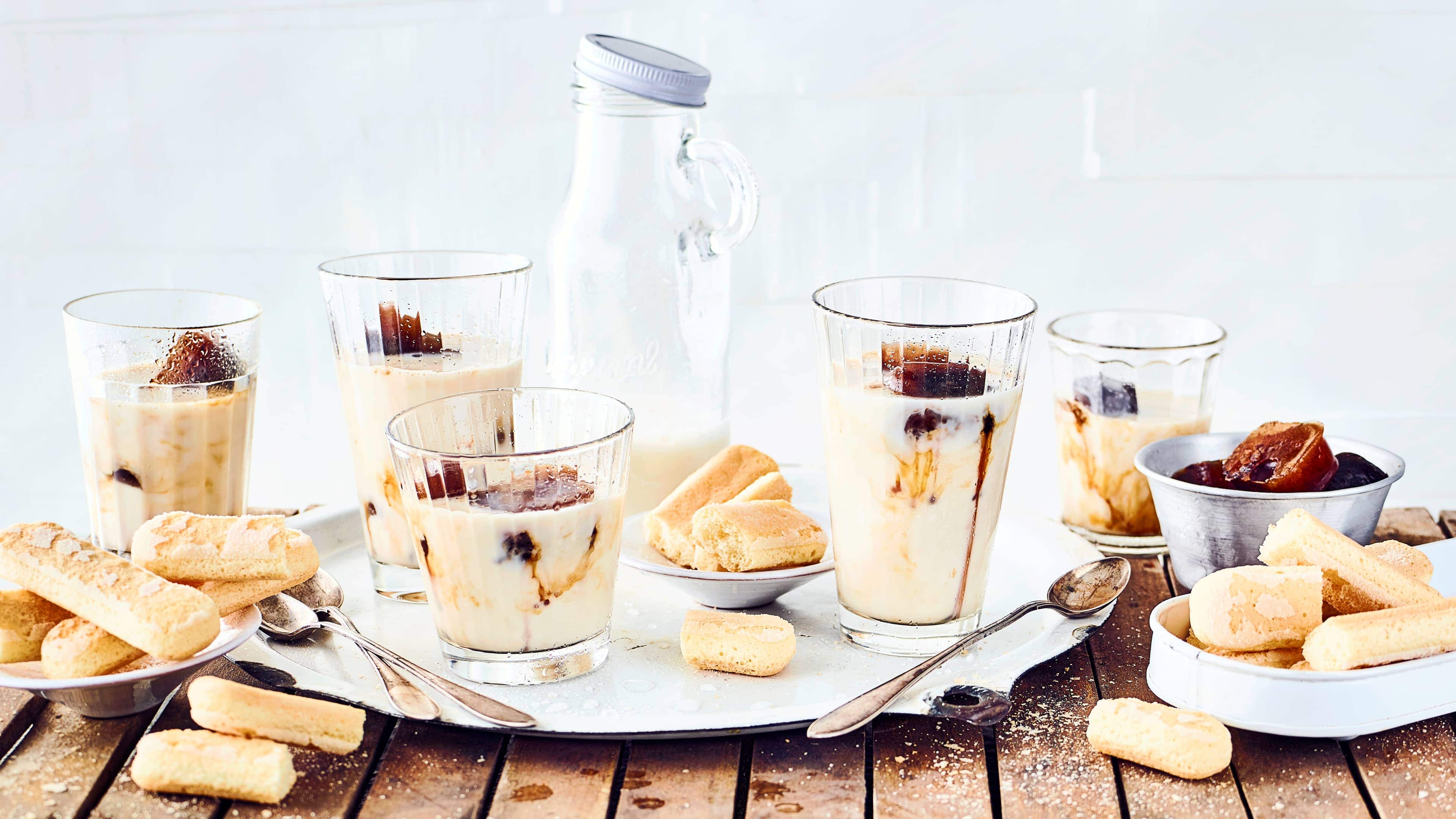 Mandelmilch Bereiten Sie mit unserem Rezept leckere Mandelmilch selbst zu. Mit Kaffee-Eiswürfeln serviert ist ein Mandel-Drink die perfekte Erfrischung an heißen Tagen.