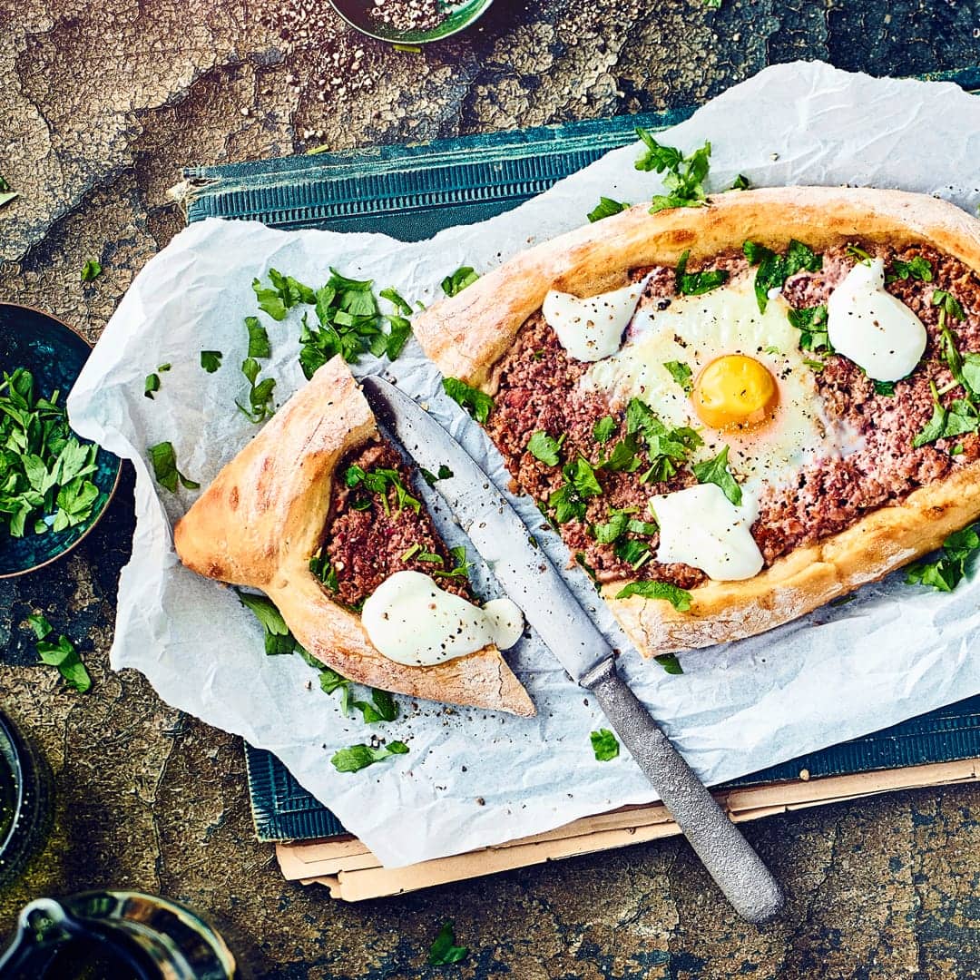 Bereiten Sie mit unserem Rezept leckere türkische Teigfladen, gefüllt mit allerlei Köstlichkeiten, zu und genießen Sie würzige Pide mit Hackfleisch.