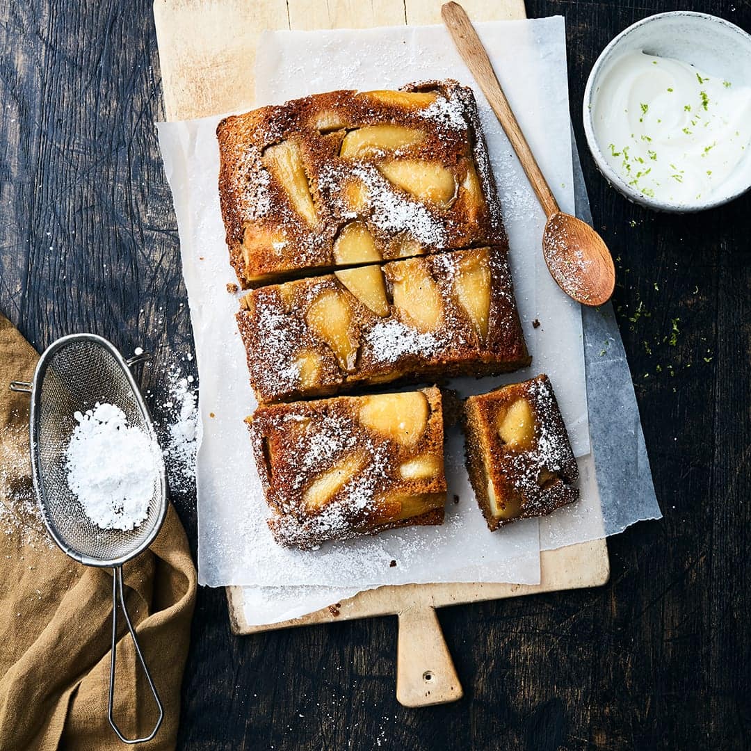 Eine tolle Kombination und lecker auf der Kaffeetafel: Birnen-Ingwer-Blechkuchen. Einfach zubereitet und trotzdem ein Gaumenschmaus.