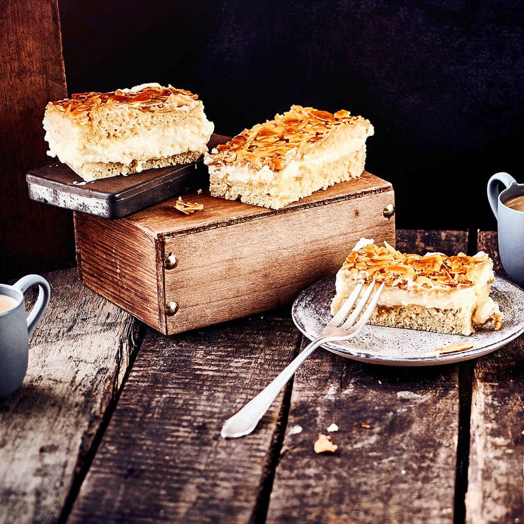 Klassisch vom Blech mit Puddingfüllung und Mandelblättchen-Belag: Der Bienenstich ist ein Highlight für die Kaffeetafel und am besten kalt zu genießen!