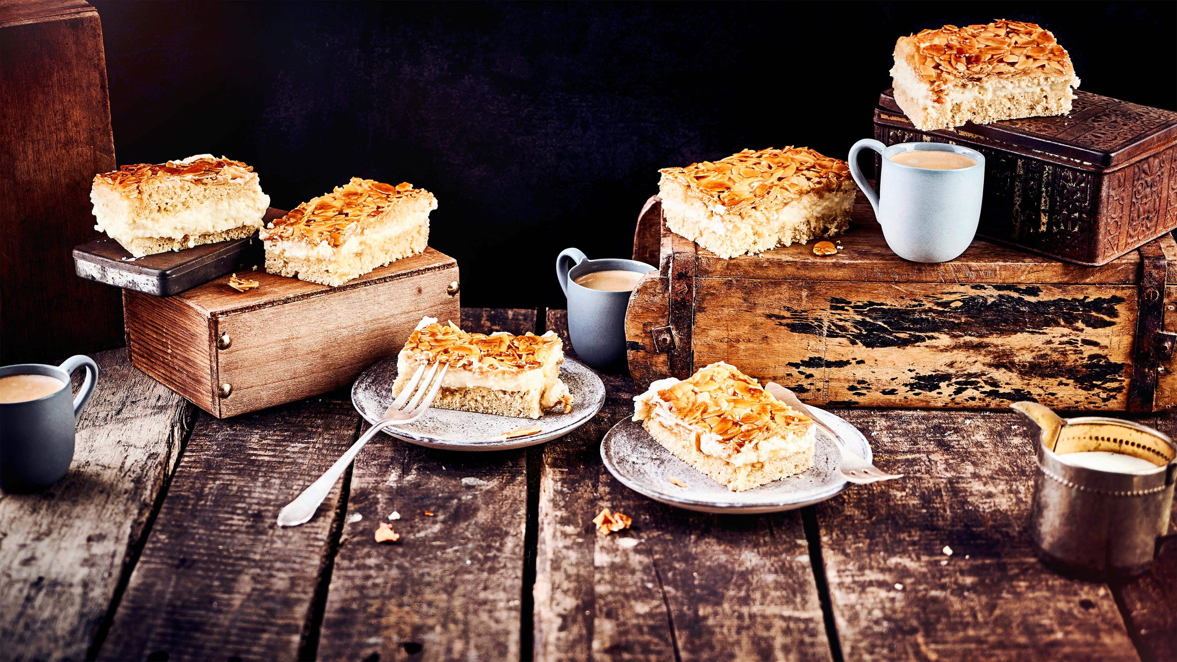 Bienenstich Klassisch vom Blech mit Puddingfüllung und Mandelblättchen-Belag: Der Bienenstich ist ein Highlight für die Kaffeetafel und am besten kalt zu genießen!