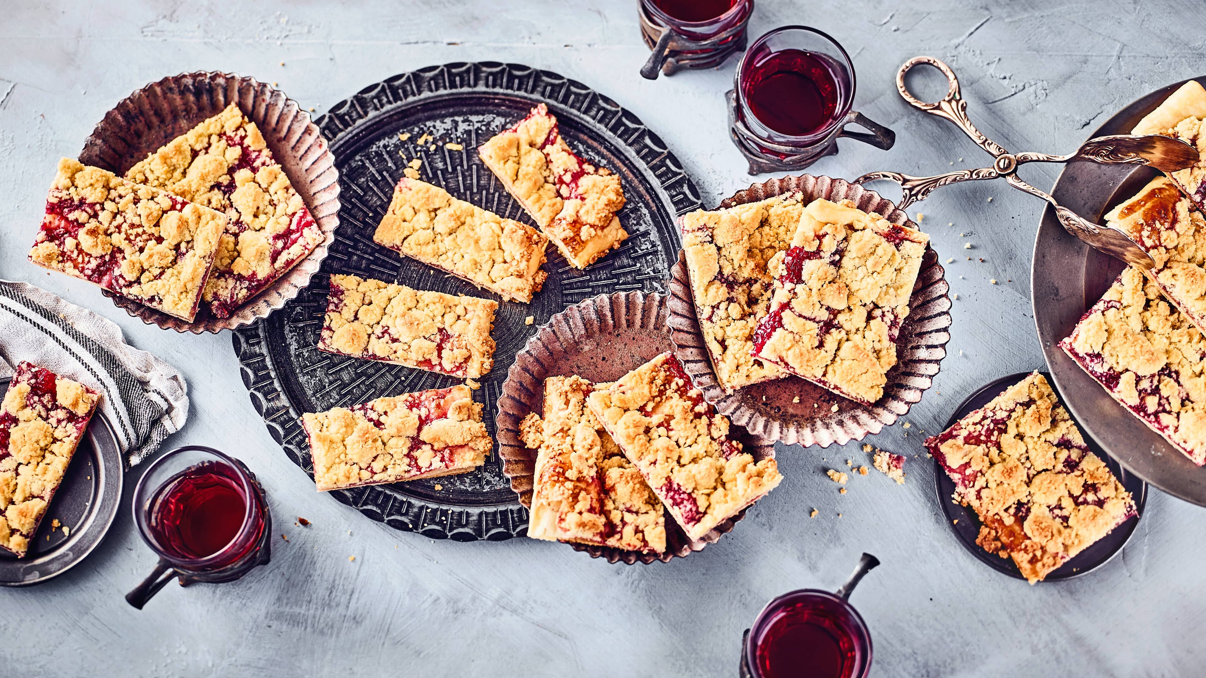 Prasselkuchen Früher als ostdeutsche Spezialität bekannt ist der Prasselkuchen heute überall beliebt. Meist wird er mit Aprikosenkonfitüre hergestellt – wir backen den leckeren Blätterteig-Kuchen hier einmal mit Himbeerkonfitüre.