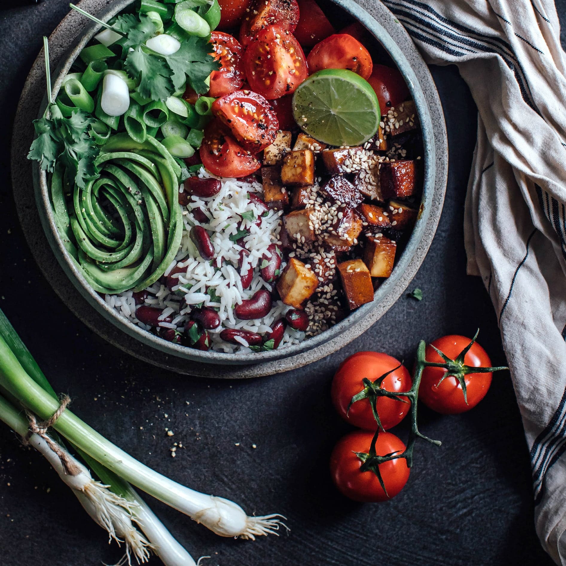 Ab in die Schüssel und genießen! Avocado, geräucherter Tofu, Bohnen, Tomaten und Reis ergeben diese Tofu-Salat Bowl!