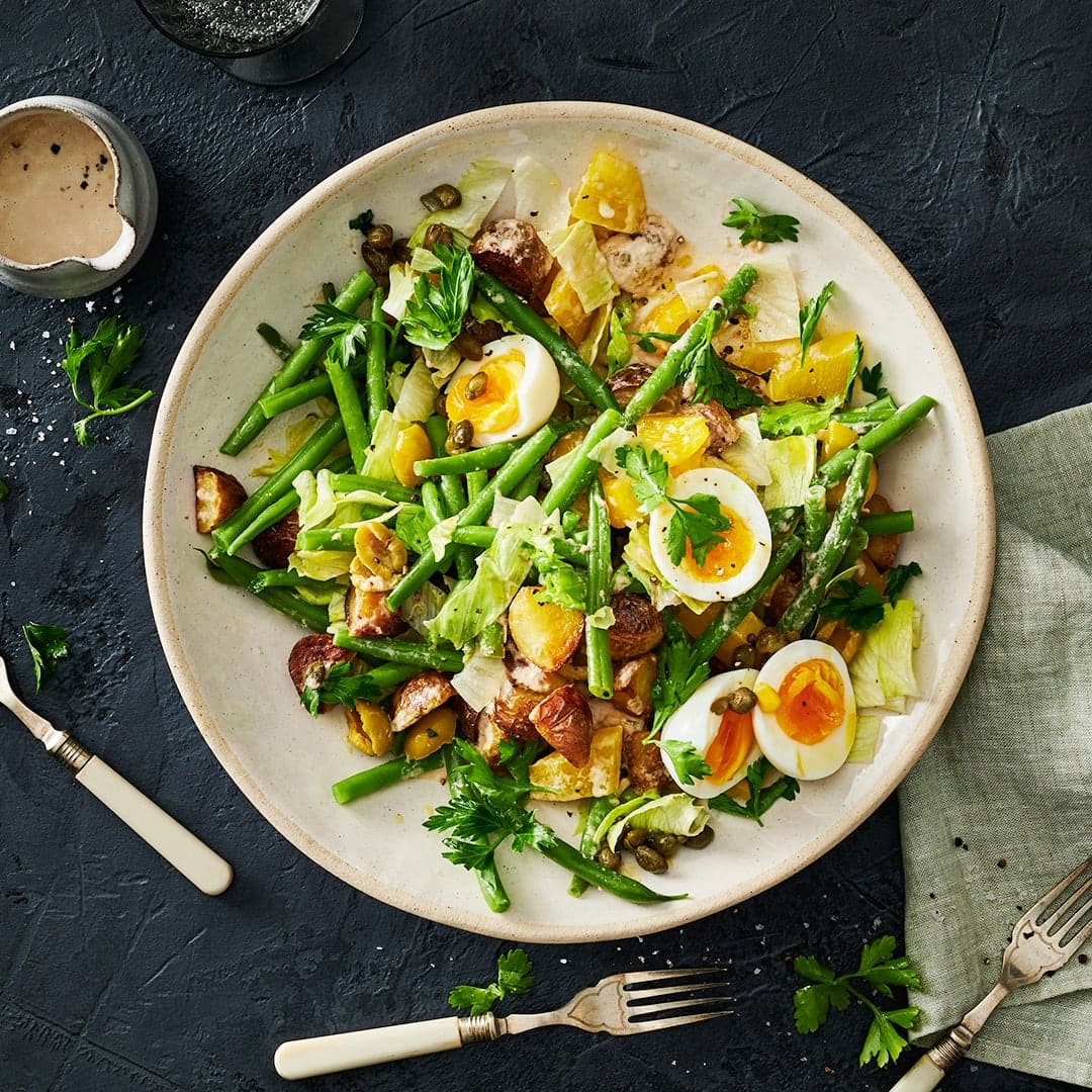 Kartoffelsalat geht immer! Wir servieren den Klassiker mit grünen Bohnen, Oliven, Thunfisch und gekochten Eiern.