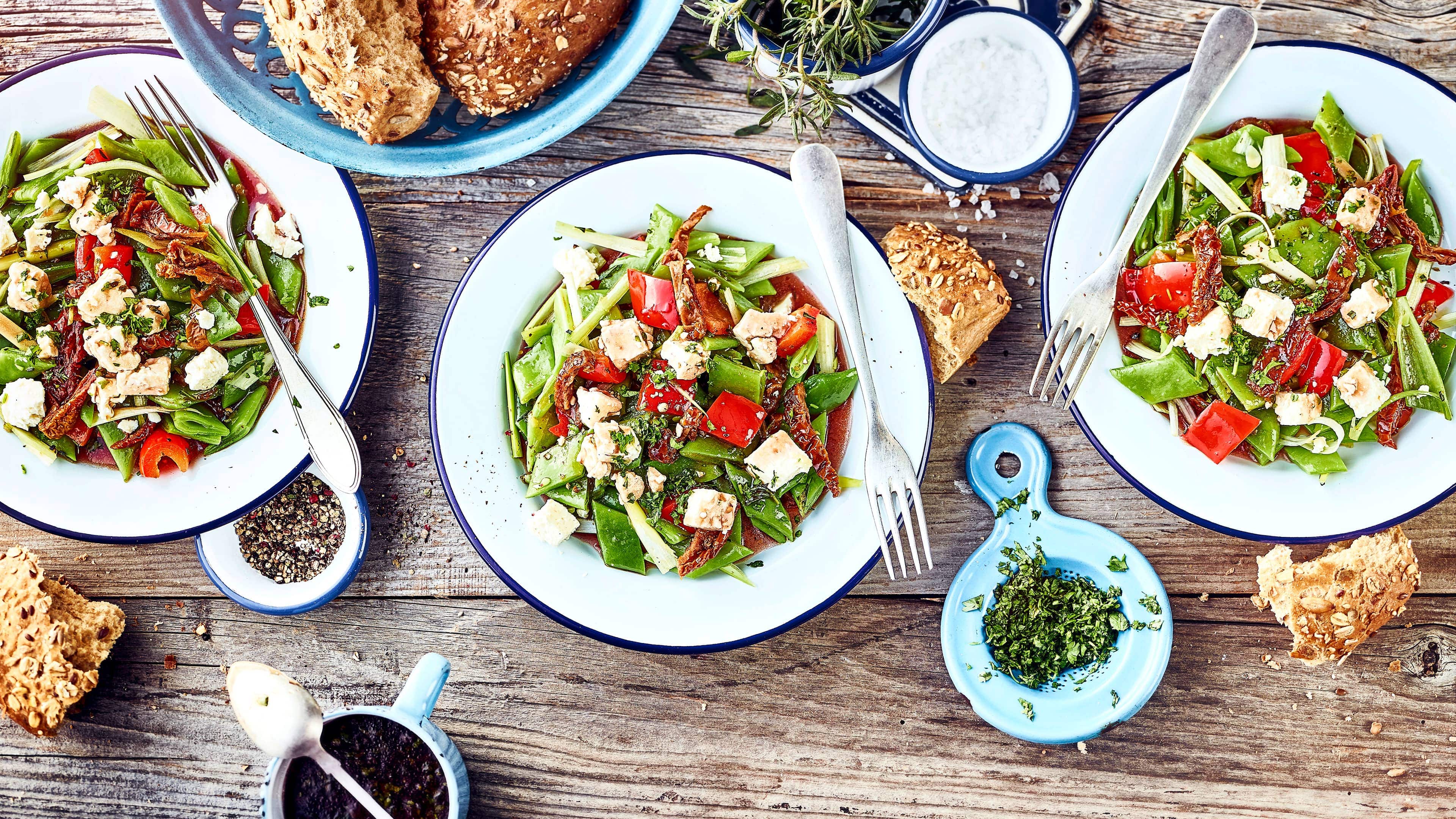 Bohnen-Salat mit Schafskäse Vegetarisches Gericht aus der mediterranen Küche: Genießen Sie unseren Salat mit Stangenbohnen und Paprika, getrockneten Tomaten, Knoblauch und Schafskäse.
