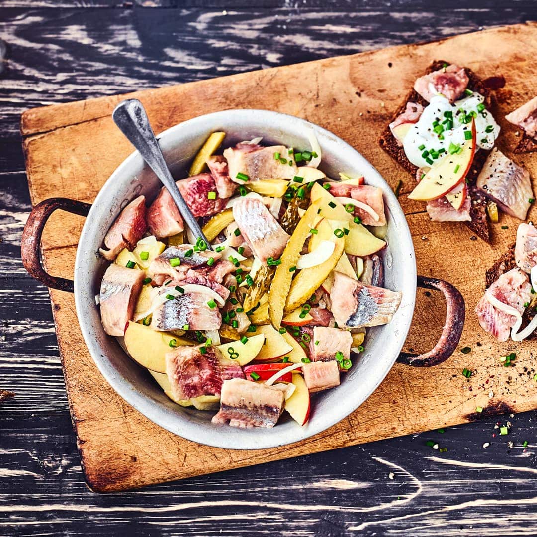 Typisch norddeutsch und eine schöne Kombi von frischem Matjes mit Gewürzgurken, Zwiebeln und fruchtigen Äpfeln.