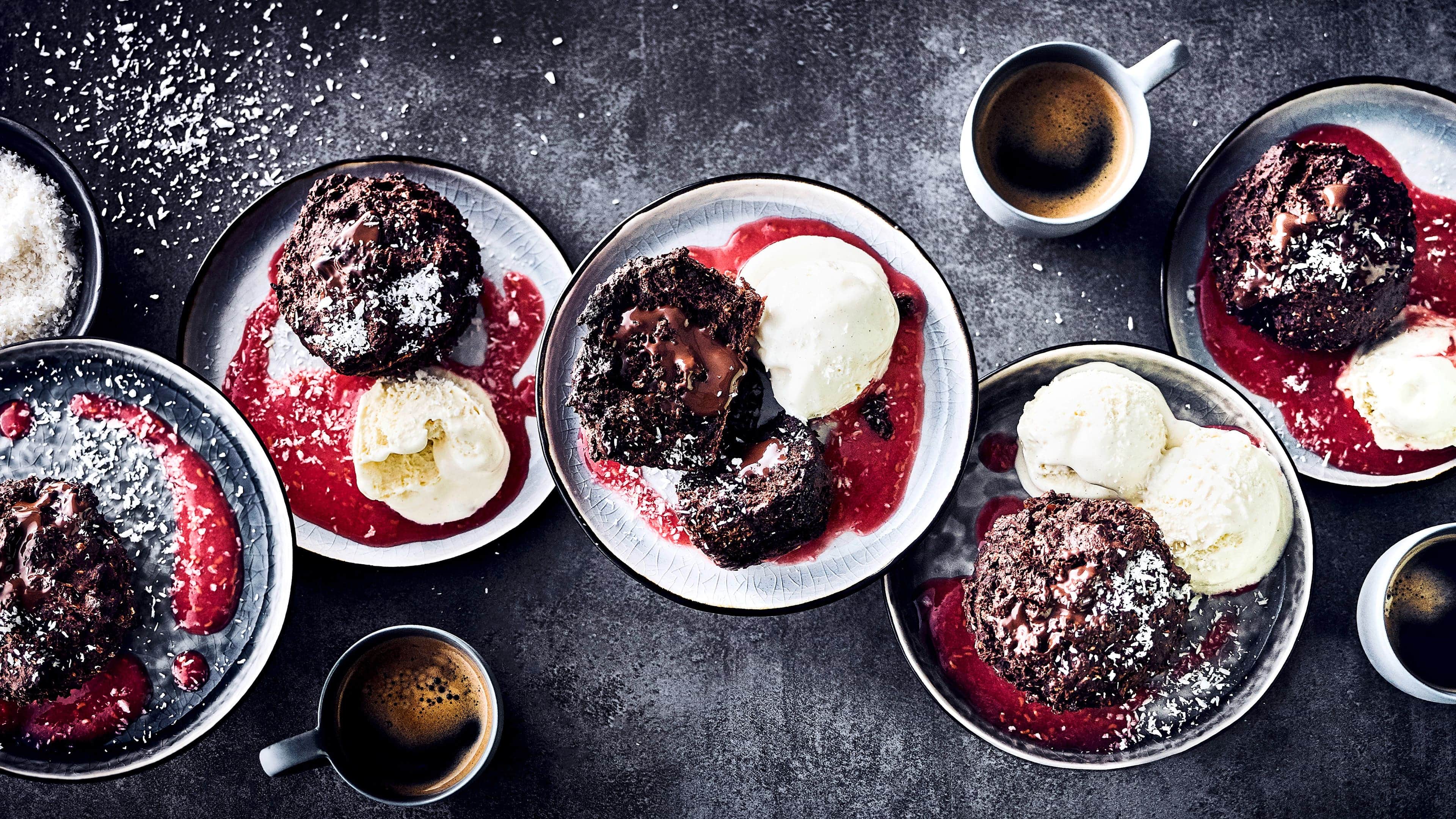 Brownie-Muffins mit Sauce Servieren Sie Ihren Gästen unsere Brownie-Muffins mit Zartbitterschokolade, Bananen & Kardamom an einer fruchtigen Soße aus frischen Himbeeren als Dessert!