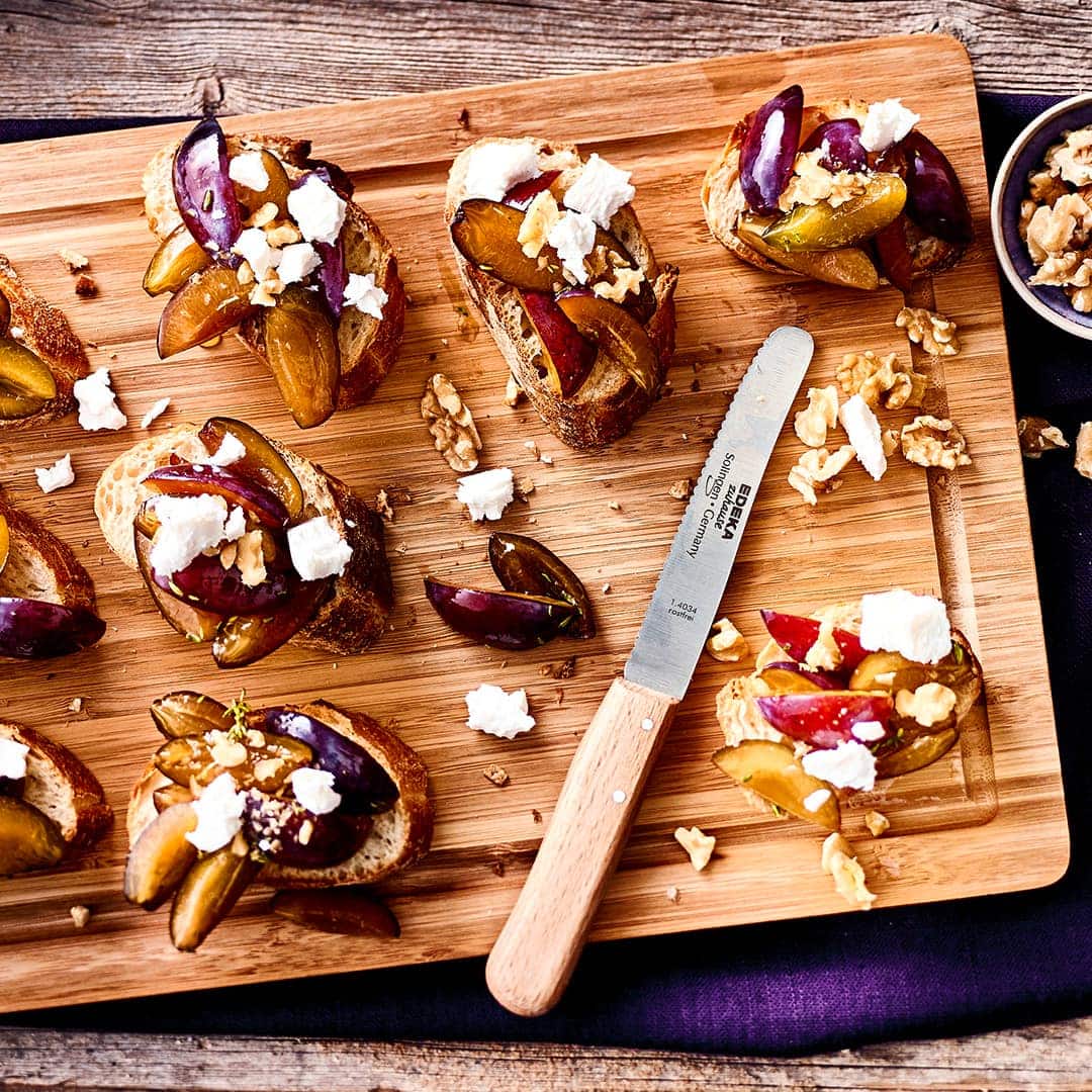 Den italienischen Klassiker neu entdecken: Bruschetta mit Zwetschgen und Ziegenkäse! Die süßen Zwetschgen zusammen mit den knackigen Walnüssen und dem intensiven Ziegenfrischkäse - Tolle Kombination!