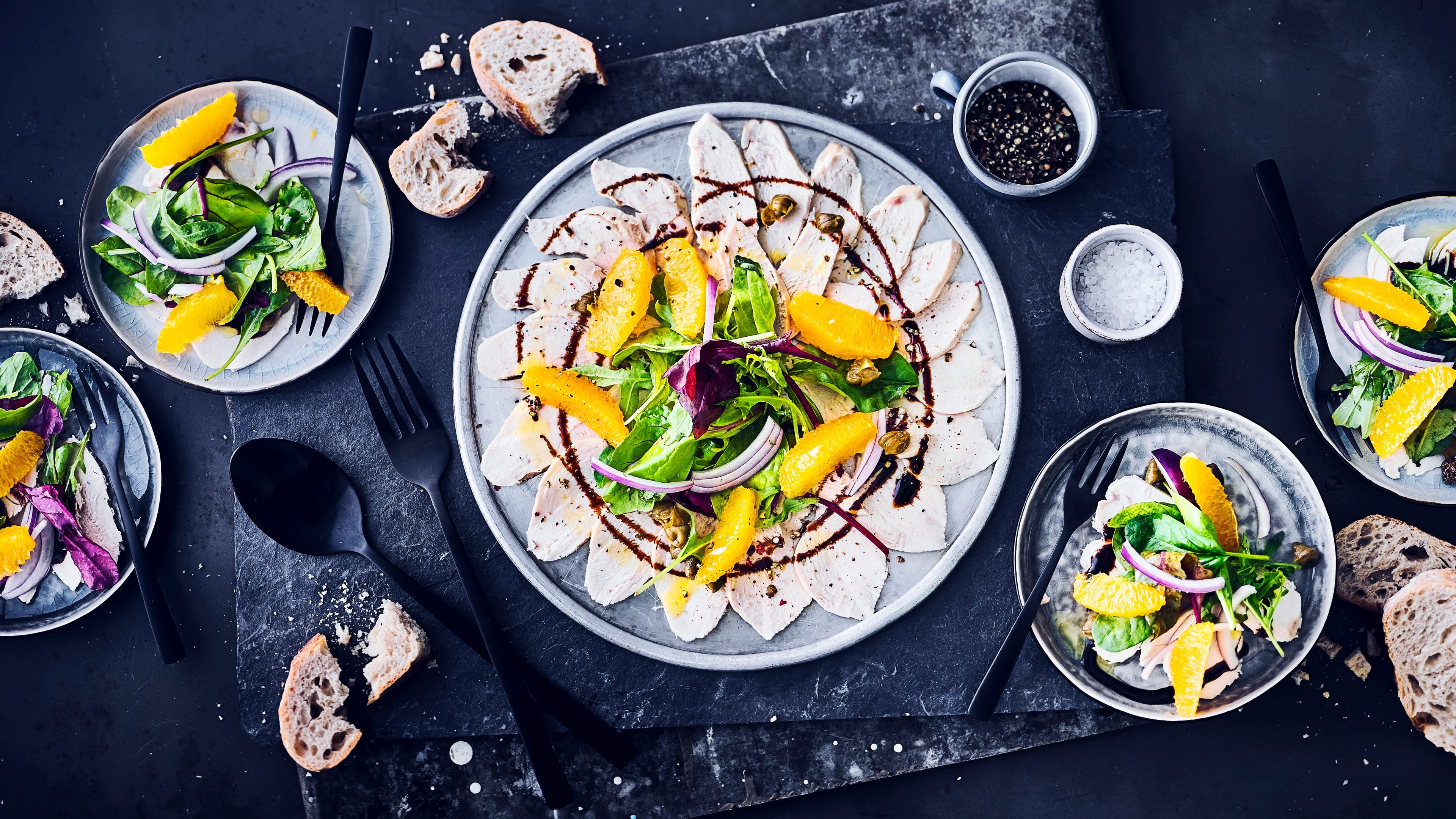Putenbrust-Carpaccio Carpaccio, muss nicht immer mit rohem Rindfleisch zubereitet werden. Wir bereiten die italienische Vorspeise mit Putenbrust und Orangen zu, die ganz fein geschnitten werden. Kapern und Zwiebeln runden das Putenbrust-Carpaccio perfekt ab.