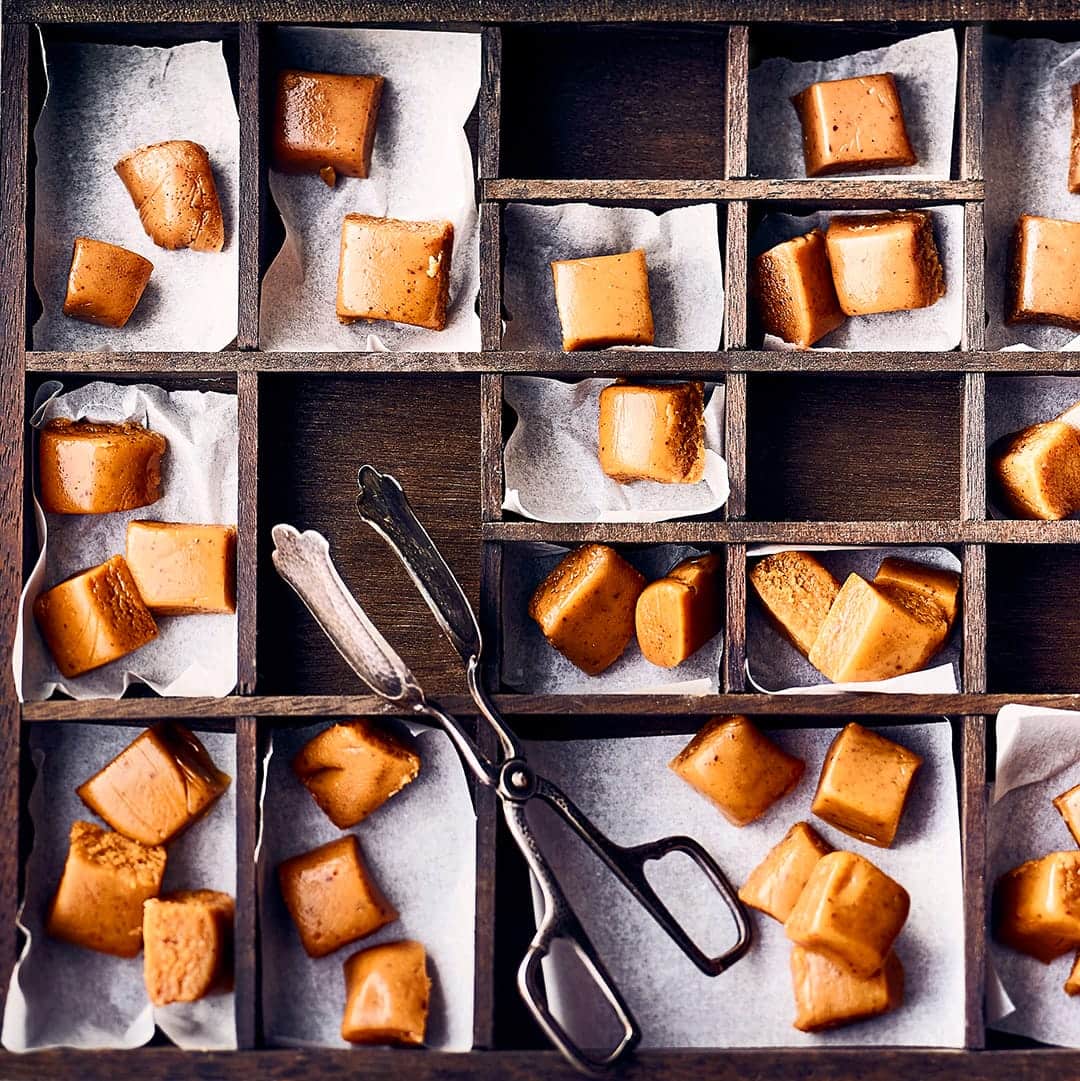 Ob zum selber genießen oder als kleines selbstgemachtes Geschenk: Fudge sind weiche Karamellbonbons, die fast auf der Zunge zergehen.