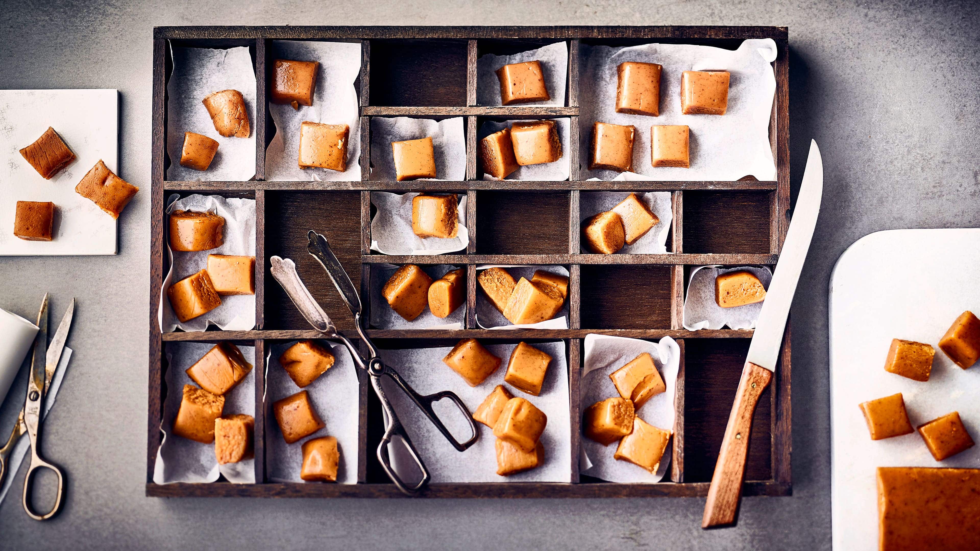 Fudge Ob zum selber genießen oder als kleines selbstgemachtes Geschenk: Fudge sind weiche Karamellbonbons, die fast auf der Zunge zergehen.