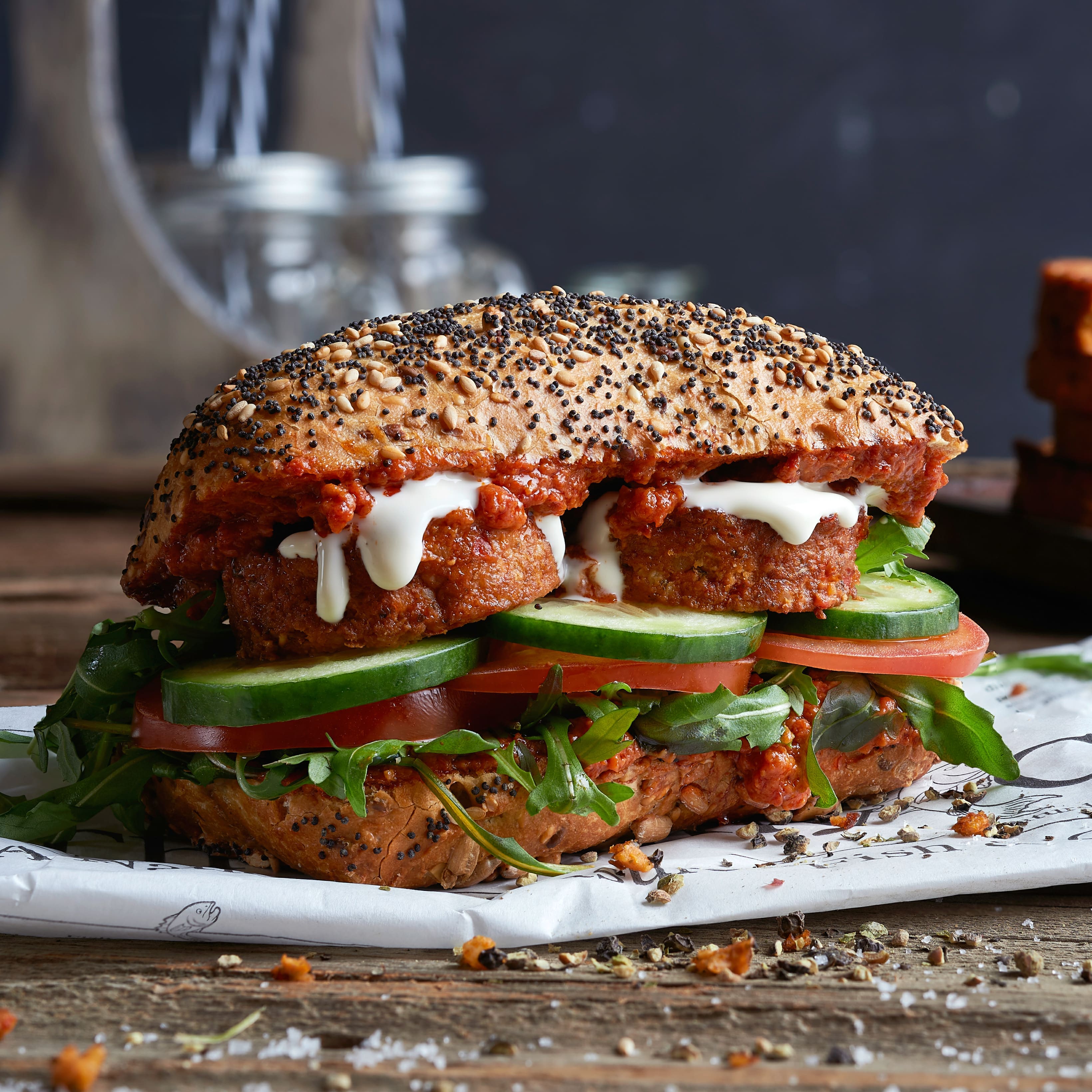 Sie haben Lust auf einen schnellen und leckeren Snack? Mit unserem Rezept für Hanftaler-Brötchen zaubern Sie sich in kürzester Zeit einen vegetarischen Imbiss mit leckerem Sour-Cream-Dip.