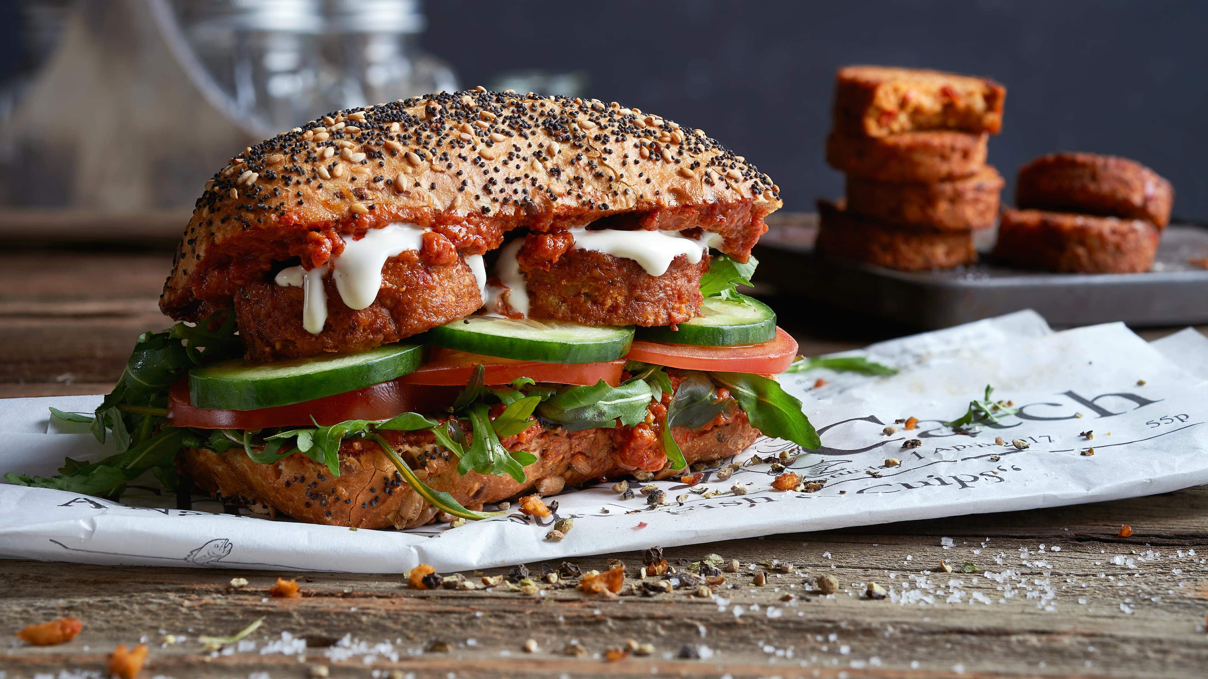 Hanftaler-Brötchen Sie haben Lust auf einen schnellen und leckeren Snack? Mit unserem Rezept für Hanftaler-Brötchen zaubern Sie sich in kürzester Zeit einen vegetarischen Imbiss mit leckerem Sour-Cream-Dip.