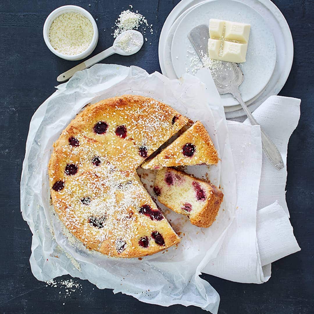 Weiße Schokolade, Mandeln, Limoncello, Biskuitbrösel und süße Kirschen harmonieren wunderbar in dieser sommerlichen Kuchenkreation.