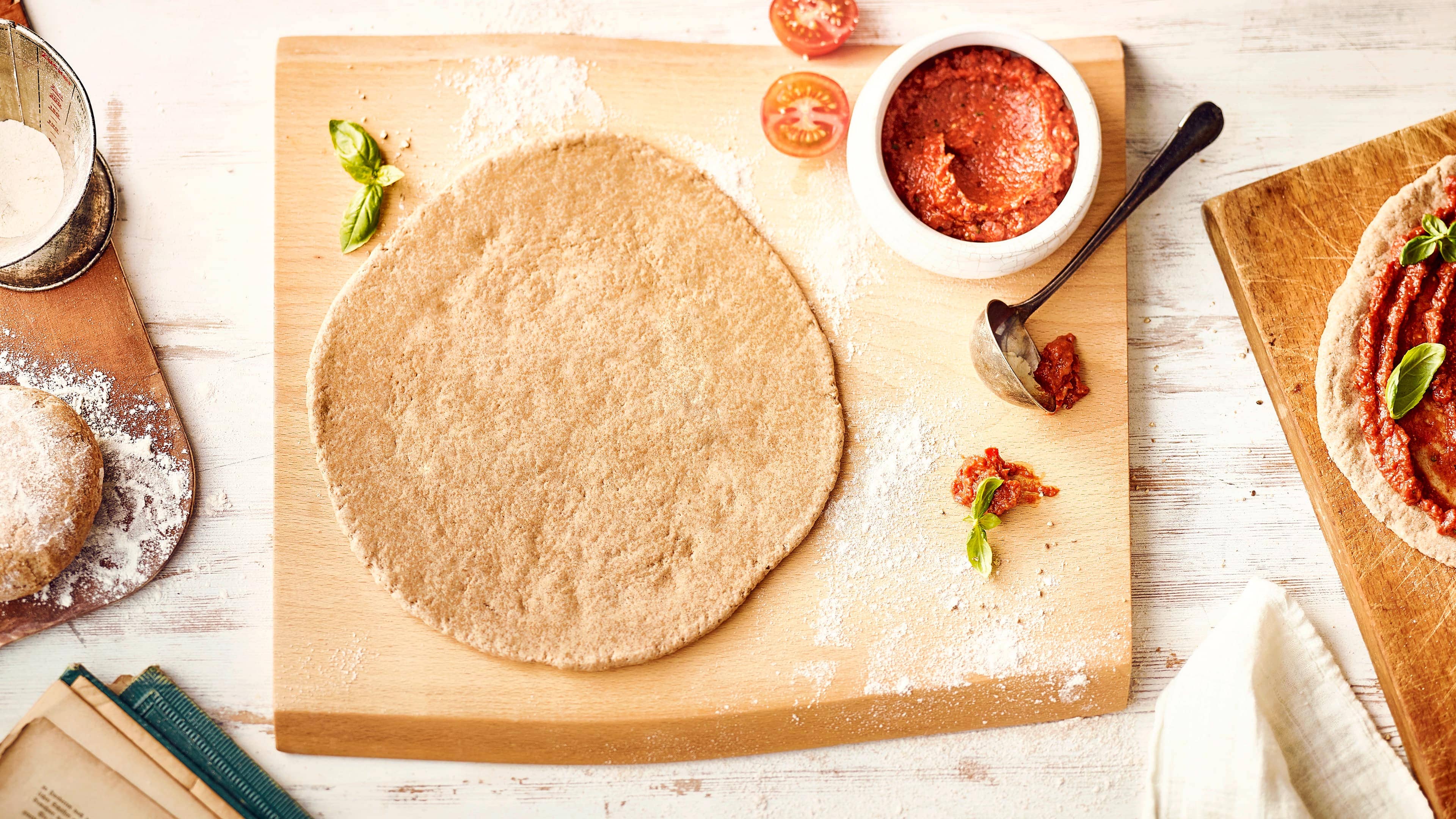 Vollkornpizzateig Wer seinen Pizzateig gerne mit Vollkornmehl und auch noch vegan herstellen möchte, ist hier genau richtig: Unser Rezept ist ganz einfach und super lecker.