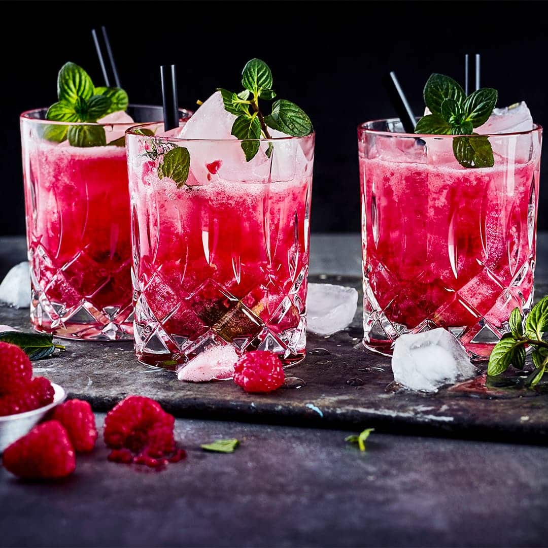 So lecker fruchtig schmeckt unser Himbeer Mojito! Die Himbeeren harmonieren wunderbar mit der Minze und Limette. Unbedingt an einem lauen Sommerabend probieren und den Gästen servieren!
