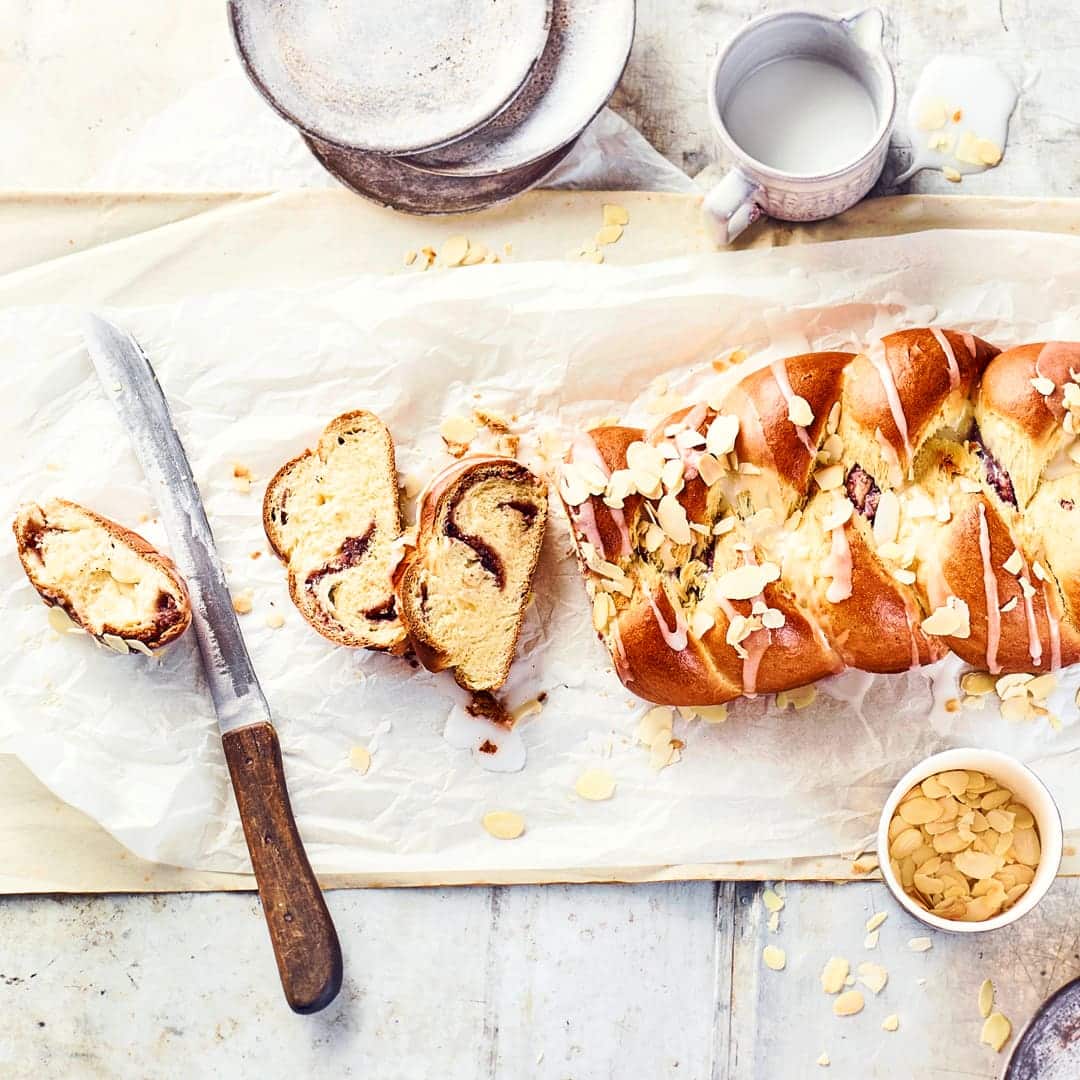 Zum nachmittäglichen Kaffee oder zum späten Sonntagsbrunsch: Köstlich gefüllter Hefezopf mit Marzipan und Heidelbeerkonfitüre.