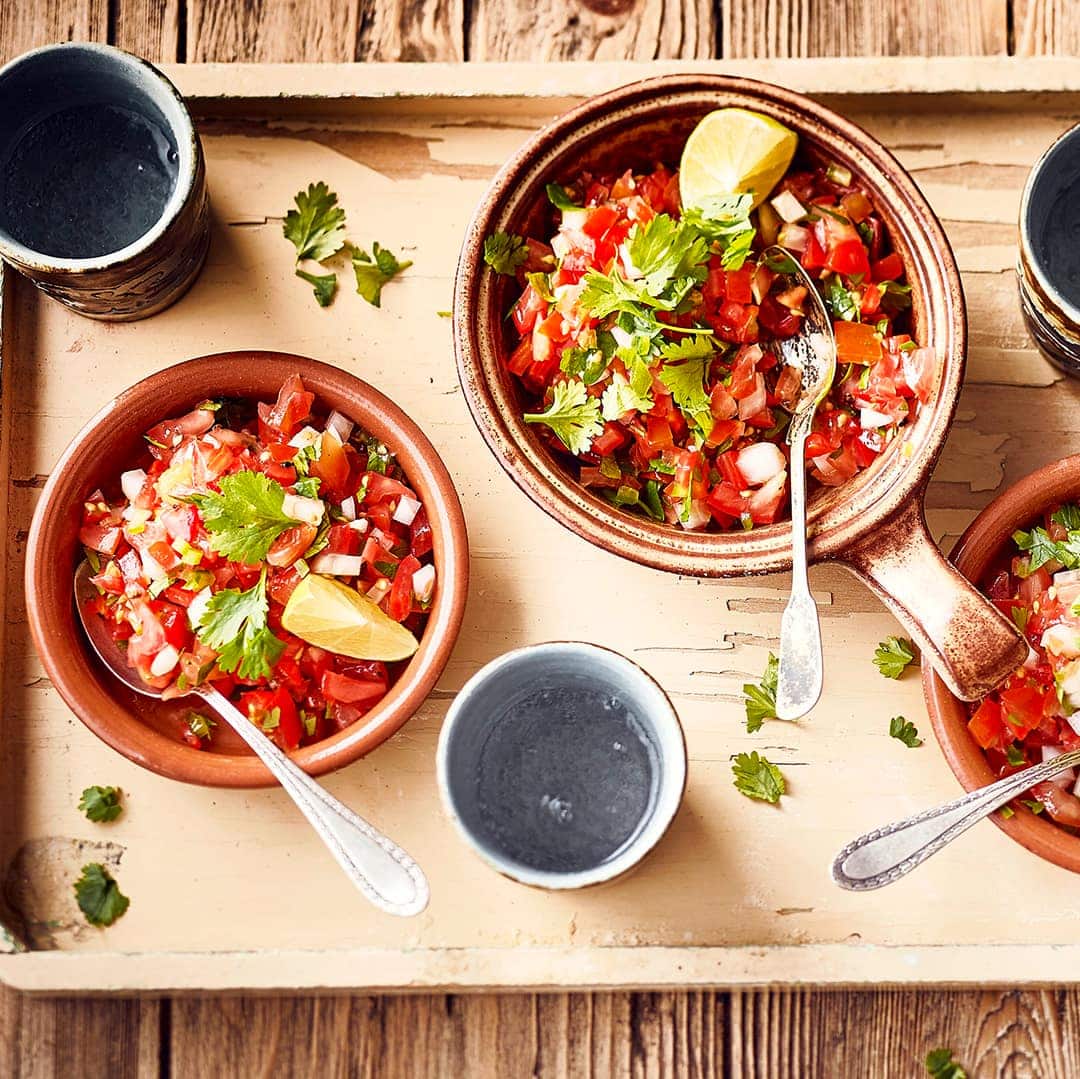 Pico de Gallo ist schnell hergestellt, muss kurz kühlgestellt werden und passt anschließend sehr gut als Beilage zu kalten und warmen mexikanischen Speisen.