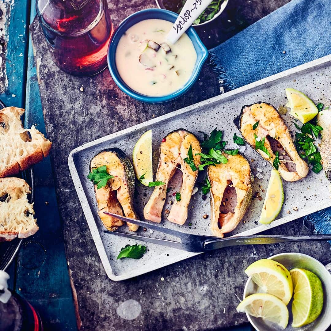 Es müssen nicht immer zur Würstchen uns Steaks auf dem Grill sein – Probieren Sie doch einmal unser Rezept für gegrillten Hecht mit selbstgemachter Limetten-Mayonnaise!