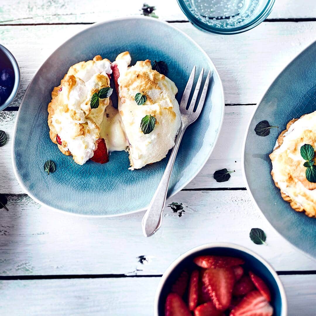 Gegrilltes Eis ist in der Herstellung ein bisschen knifflig, aber das Dessert ist auch ein kleines Highligt. Erfahren Sie, wie Sie das Gegrillte Eis mit Früchten in wenigen Minuten servieren können.
