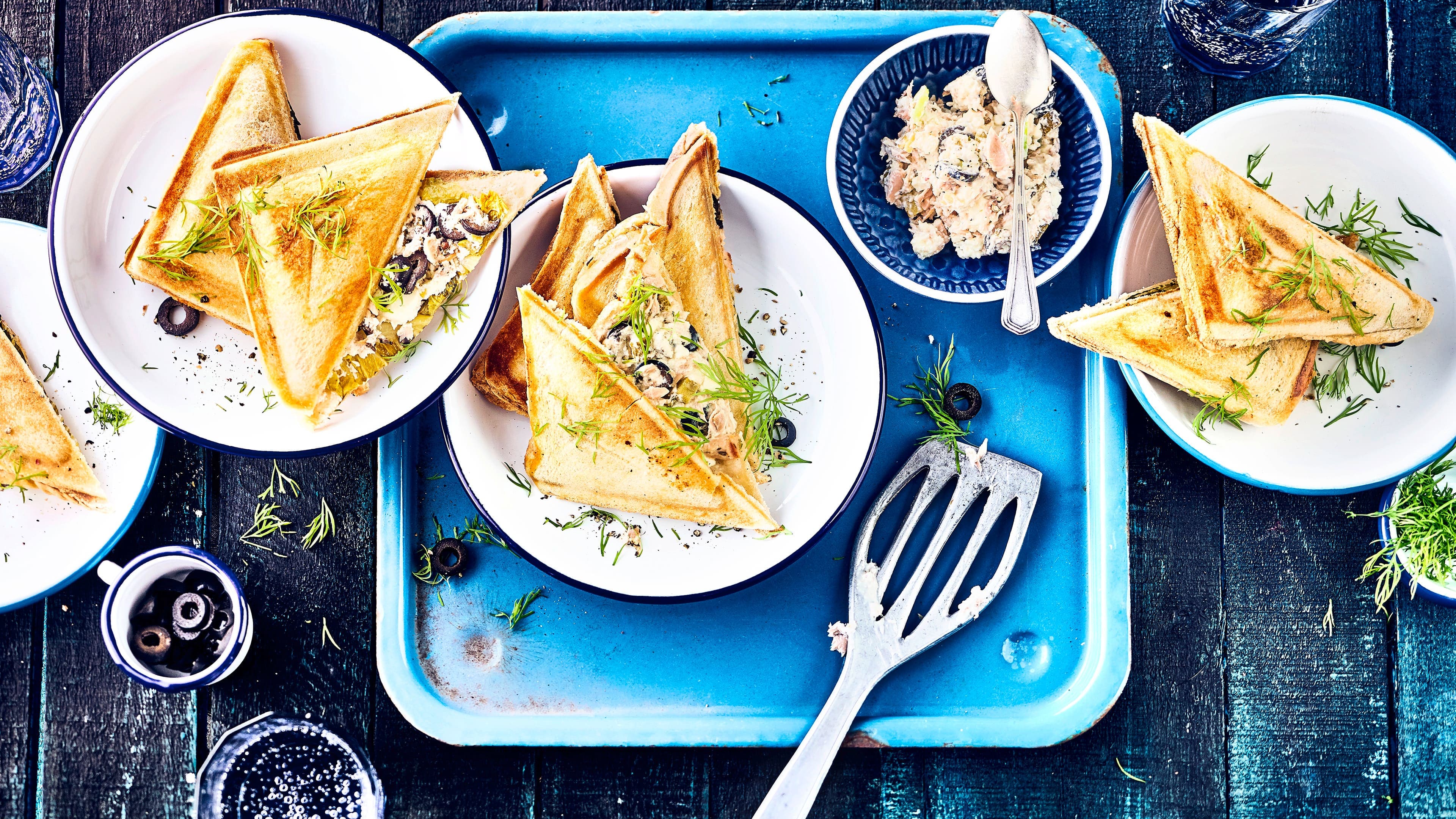 Gegrilltes Thunfisch-Sandwich mit Feta Für den kleinen und großen Hunger geeignet: Unser selbstgemachtes gegrilltes Thunfisch-Sandwich mit Feta aus dem Sandwichmaker!