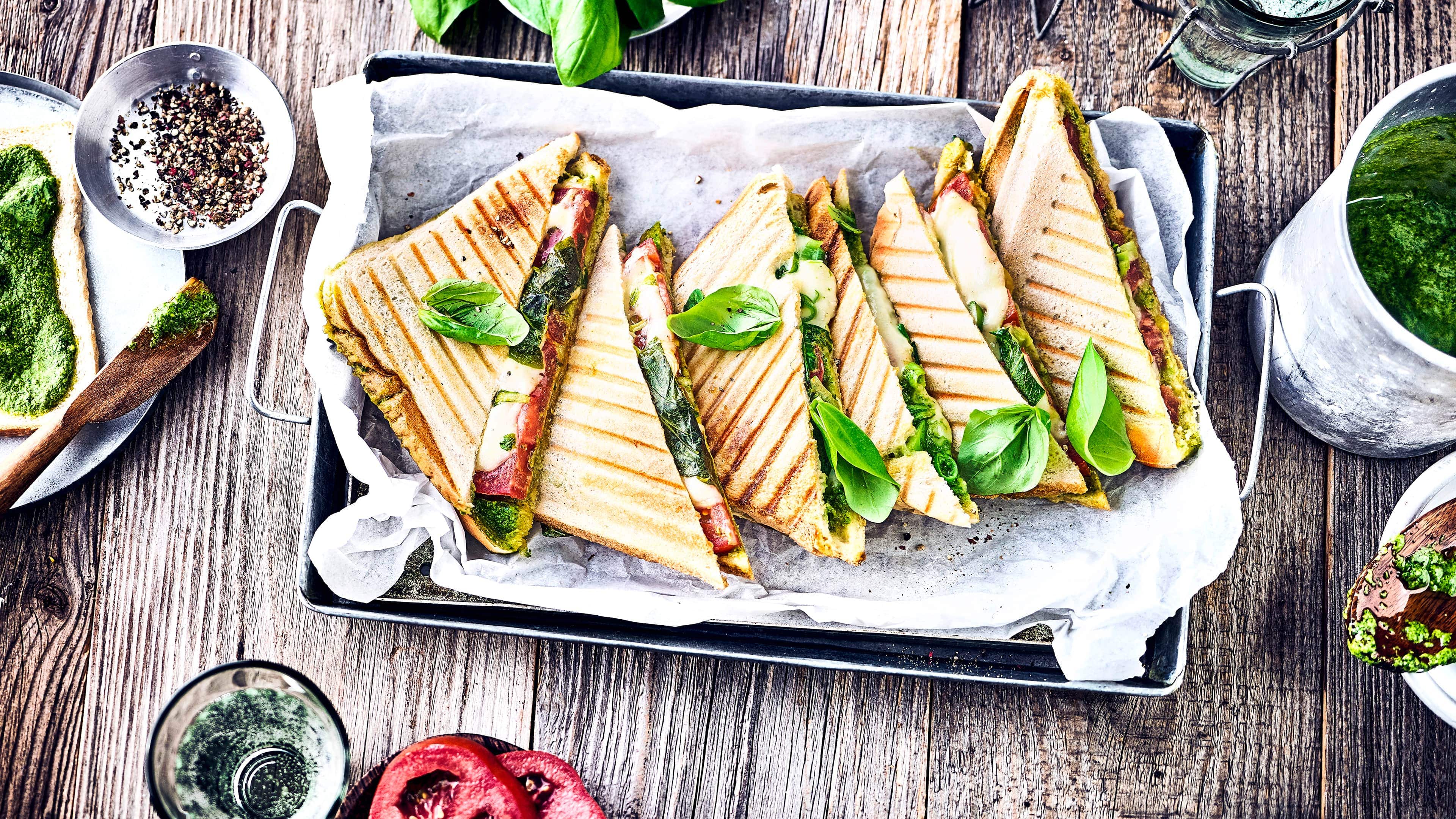 Gegrilltes Tomate-Mozzarella-Toast mit grünem Pesto Ruck-Zuck ab in den Sandwichmaker und direkt genießen. Das gegrillte Tomate-Mozzarella-Toast mit selbstgemachtem grünem Pesto ist unsere besonders leckere Variante der leckeren Sandwiches.