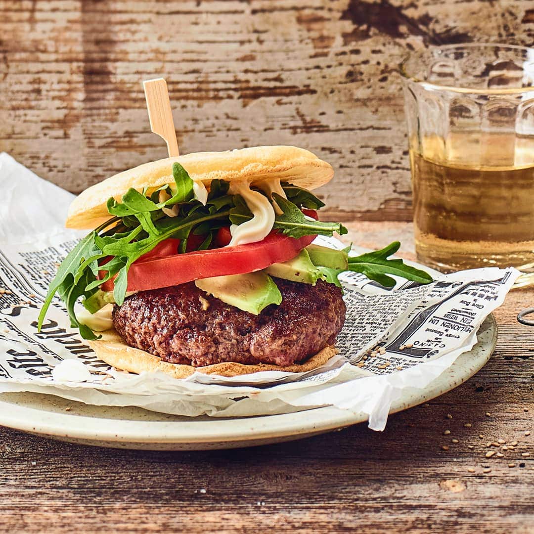 Burgergenuss geht auch Low Carb mit unserem Rezept für selbstgemachte Low-Carb-Burger mit Frischkäse-Ei-Buns, Rinderhack-Patties und allerlei Belag.
