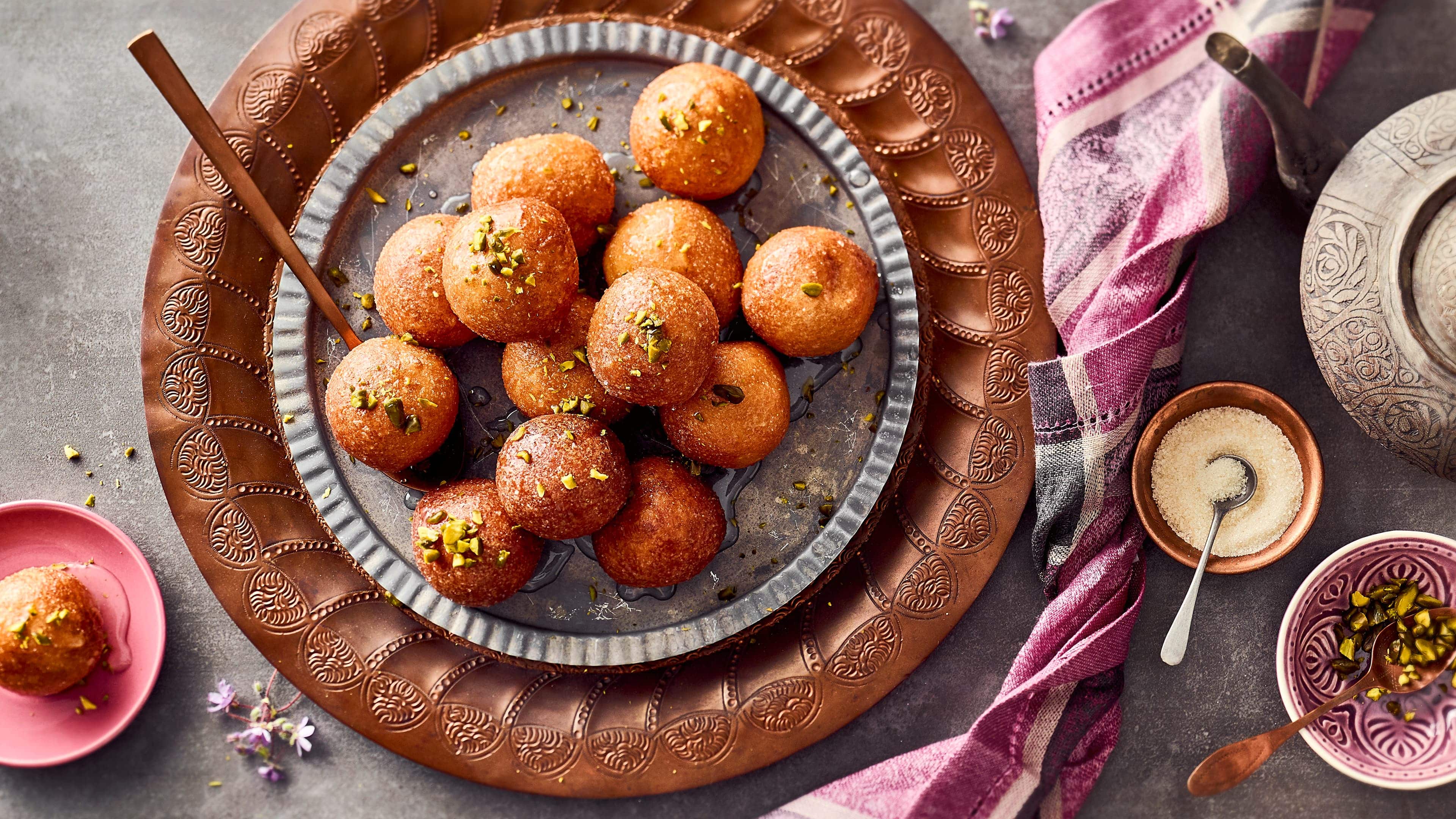 Gulab Jamun Gulab Jamun sind leckere, knusprig frittierte Milchbällchen mit Zuckersirup. Probieren Sie unser Rezept für die klassische Süßspeise aus Indien zu Hause aus!