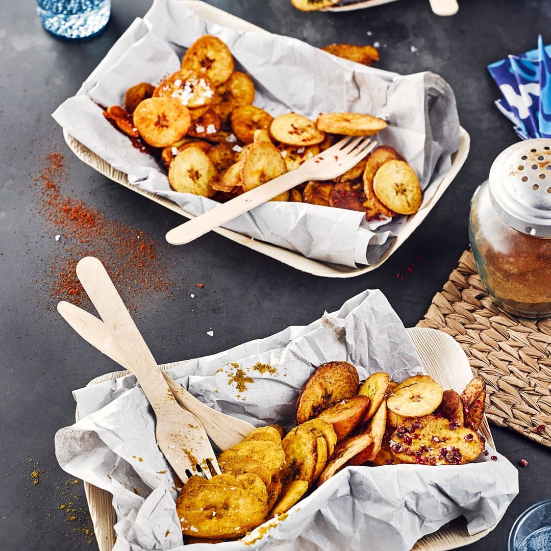 Lust auf einen veganen Snack, der in 15 Minuten zubereitet ist? Probieren Sie unsere Chips aus frittierten Kochbananen – gewürzt mit Paprika, Curry, Cayennepfeffer und Salz!