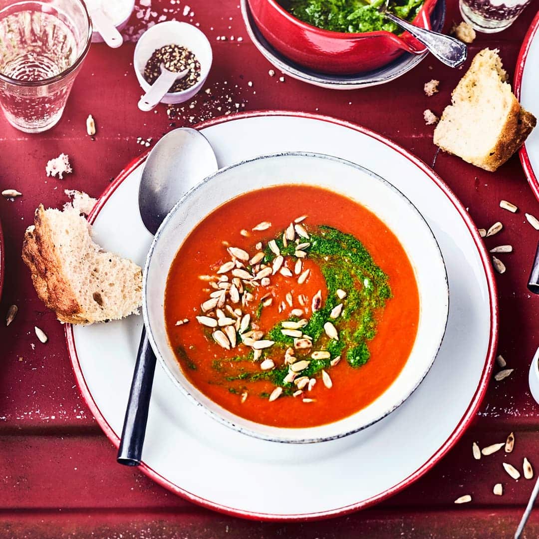 Sommerliche Bärlauch-Tomatensuppe mit Knoblauch verfeinert, ist diese schön aromatisch. Die Suppe ist schnell gemacht und wir empfehlen dazu frisches Ciabatta.