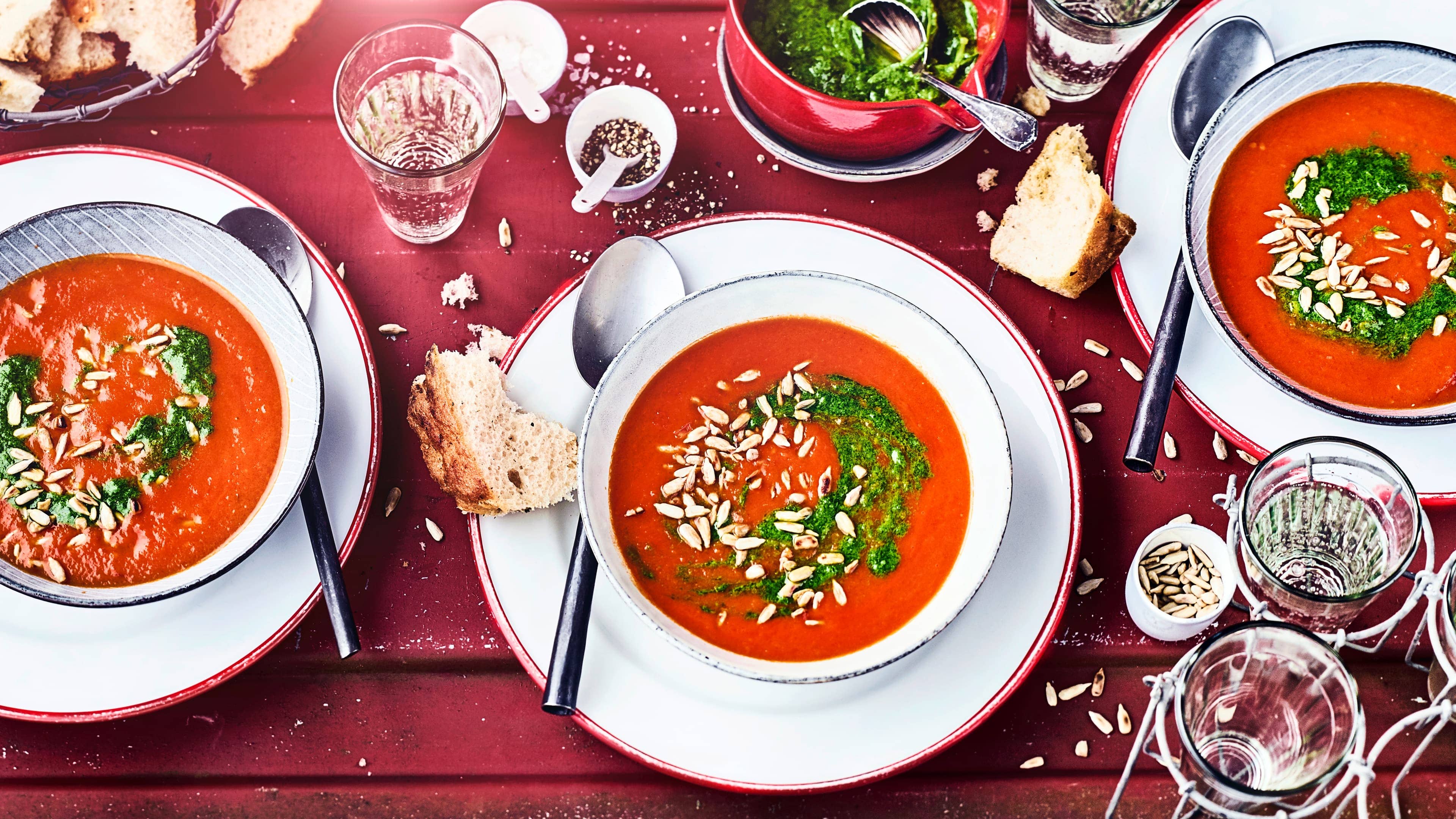 Bärlauch-Tomatensuppe Sommerliche Bärlauch-Tomatensuppe mit Knoblauch verfeinert, ist diese schön aromatisch. Die Suppe ist schnell gemacht und wir empfehlen dazu frisches Ciabatta.