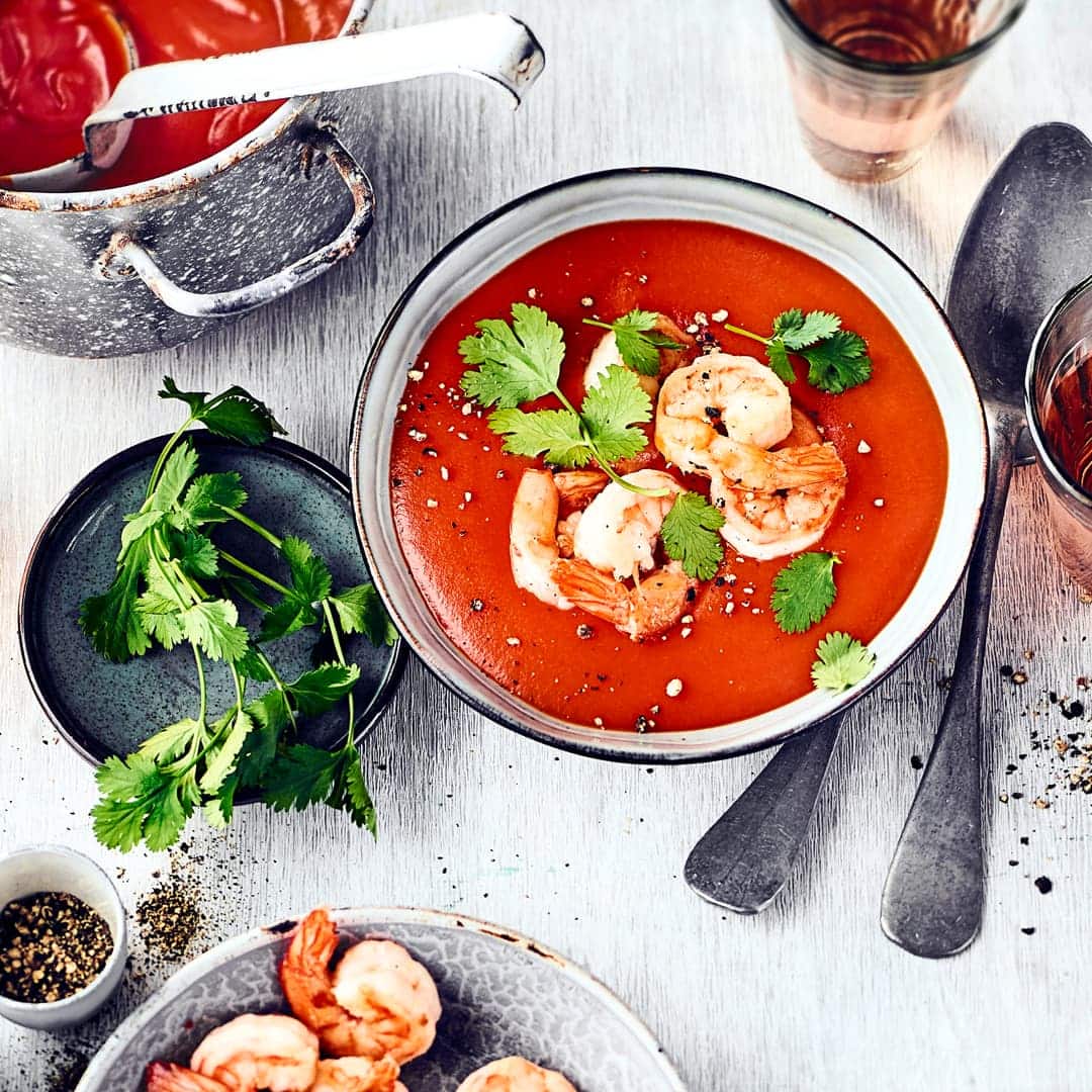 Bereiten Sie mit unserem Rezept eine Tomatensuppe mit Kokos zu und genießen Sie die feinen Aromen von saftigen Tomaten, Ingwer und gebratenen Garnelen.