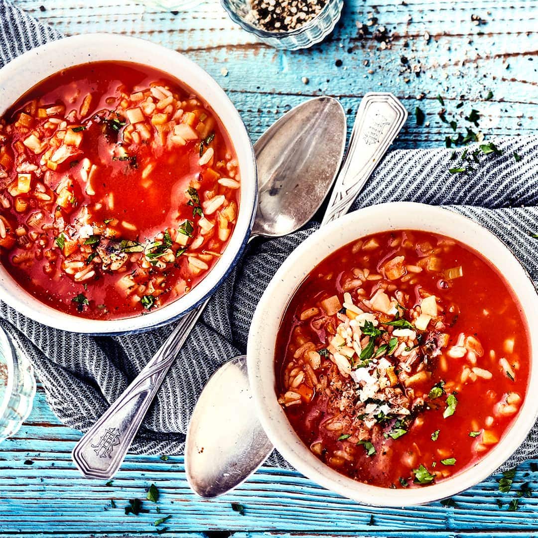 Suppe aus frischen Tomaten, Gemüse und als Einlage gekochter Reis.