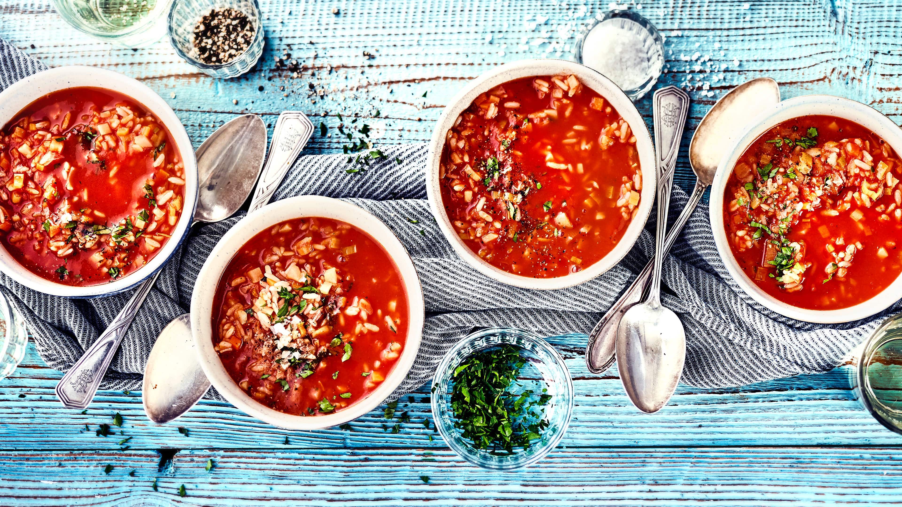 Tomaten-Reissuppe Eine Reissuppe ist perfekt für die Alltagsküche – die vegane Gemüsesuppe besteht aus frischen Zutaten, ist einfach zuzubereiten und sättigt gut!