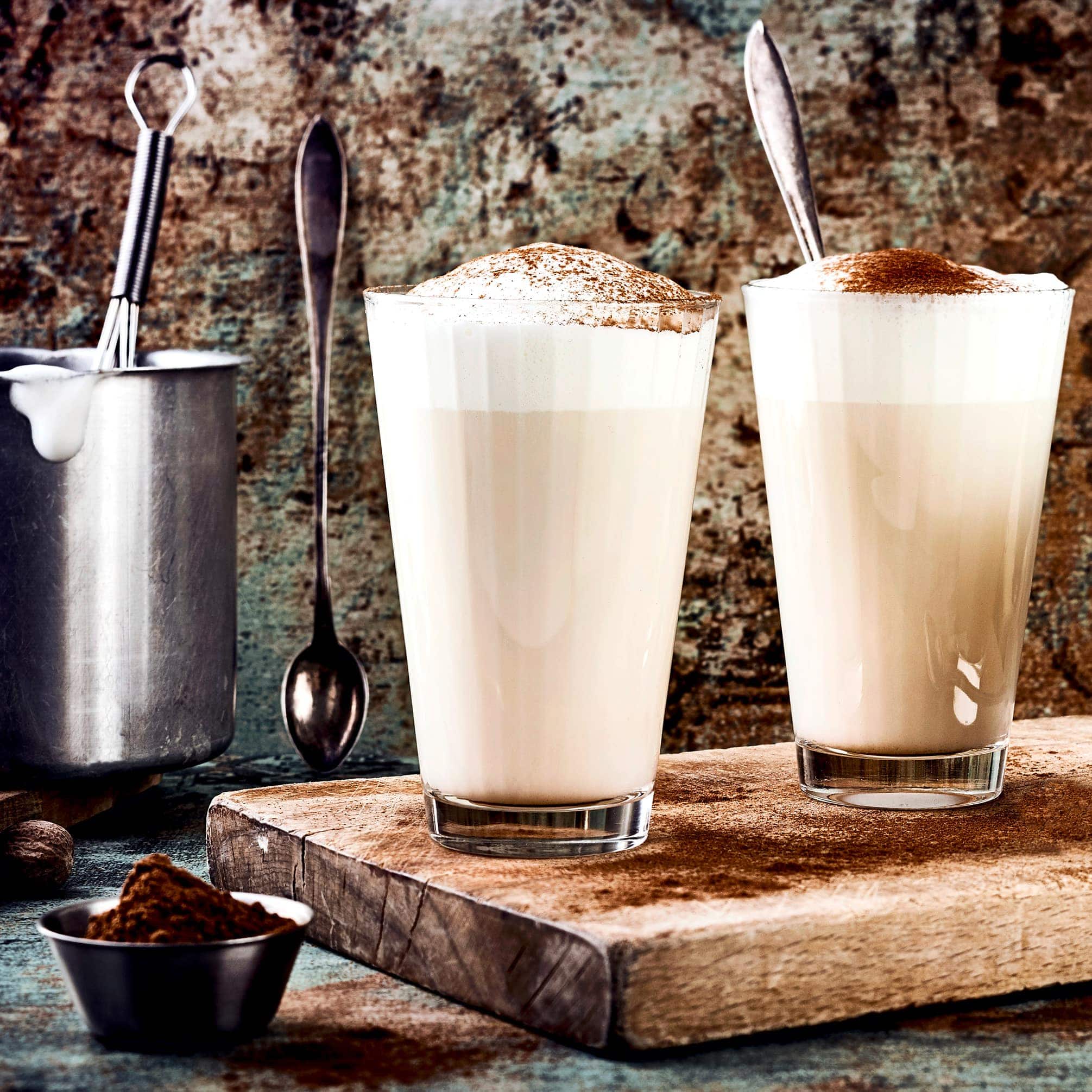 Kräftige Gewürze und warme Milch ergeben zusammen den unvergleichlichen Chai Latte Geschmack: Mit Kardamon, Zimt, Nelken und Anis schmeckt es hier bereits schon schön weihnachtlich!