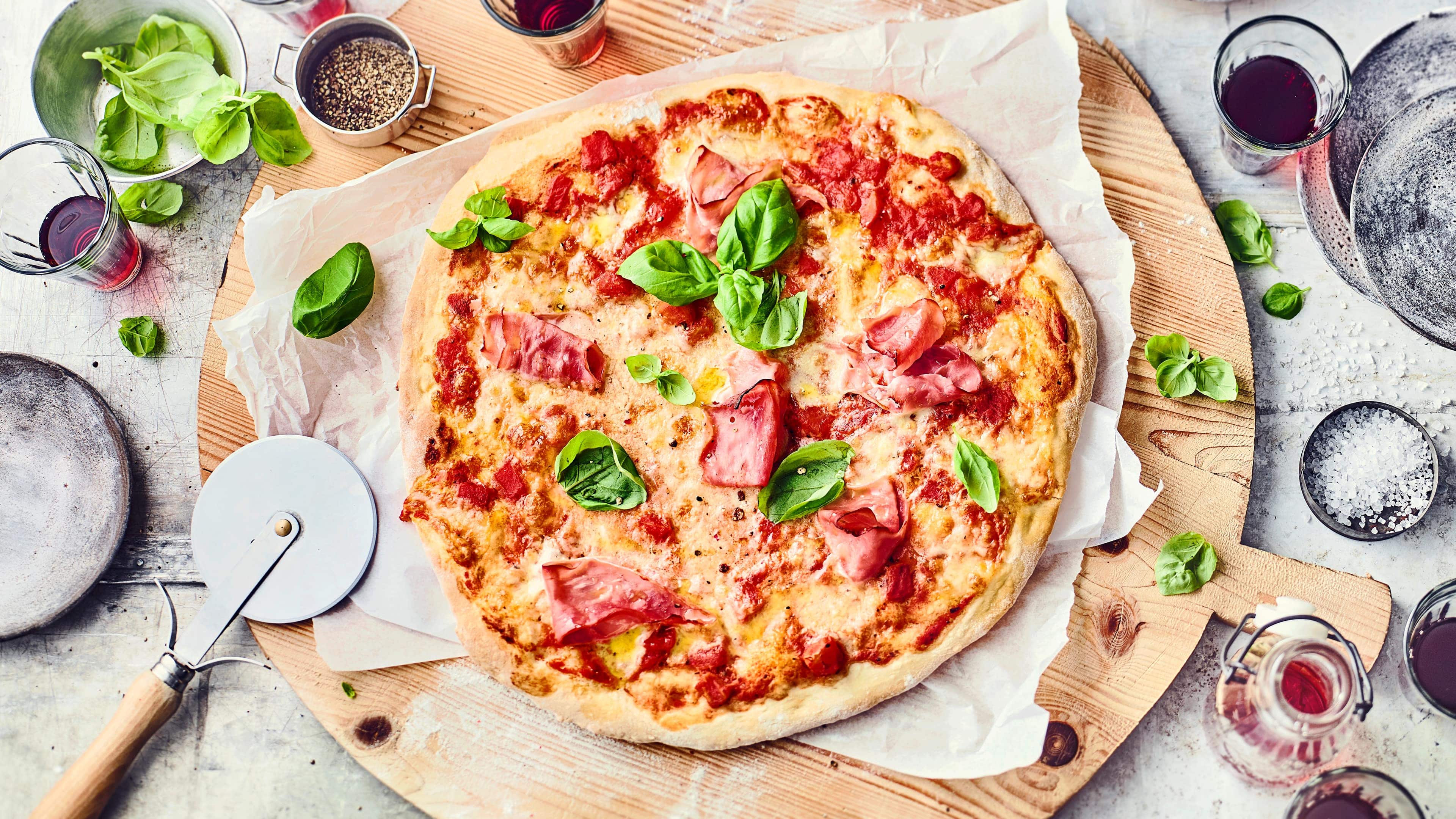 Pizza Prosciutto Sicherlich eine Lieblingspizzasorte von Vielen: Pizza Prosciutto mit Tomaten, Prosciutto, Mozzarella und frischem Basilikum.