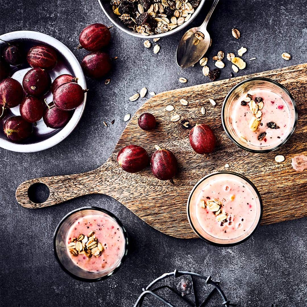 Herrlich erfrischend und in nur fünf Minuten trinkfertig: Unser Smoothie aus frischen Stachelbeeren, Kiwi, Fruchtsaft, Naturjoghurt und Honig!