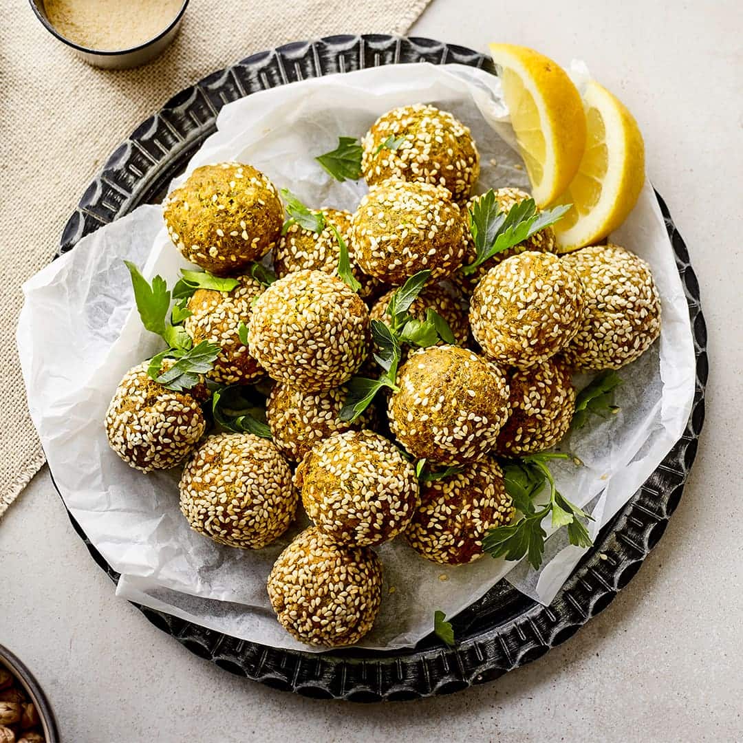 Falafel vegan selber machen – leckere Kichererbsenbällchen als Beilage oder kleine Mahlzeit für zwischendurch. Kochen Sie unser leckeres Falafel-Rezept nach!